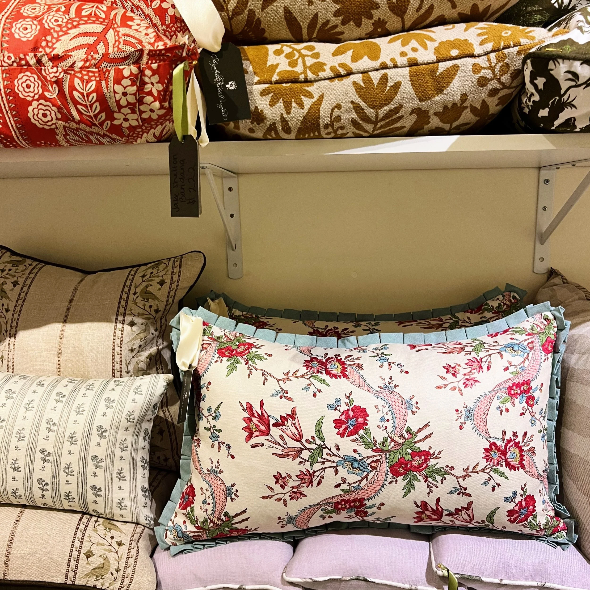 this pleated lumbar deserves its own spotlight from this past pop-up!! 💘 Can&rsquo;t wait to see it styled in its new home

And a little reminder: if you missed out on a pillow at the pop-up, all designs can be ordered and custom made just for you!!