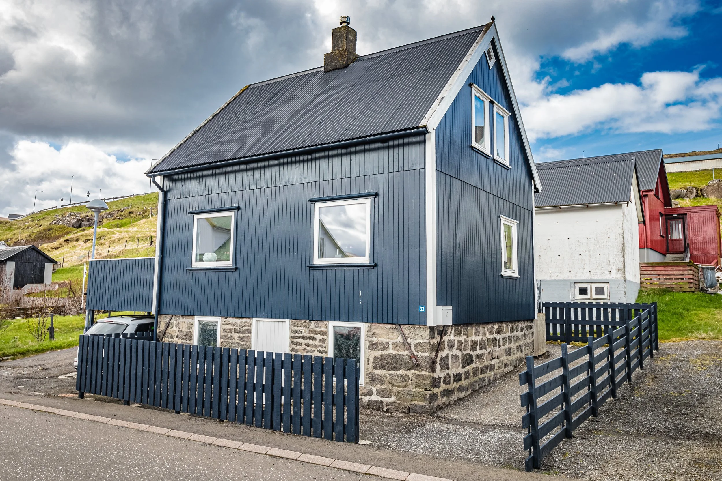 Unser Häuschen ist übrigens auch gut auf dem Foto oben zu erkennen. Von der weißen Kellertreppe gerade nach oben, ist es das zweite Haus auf das Ihr trefft.