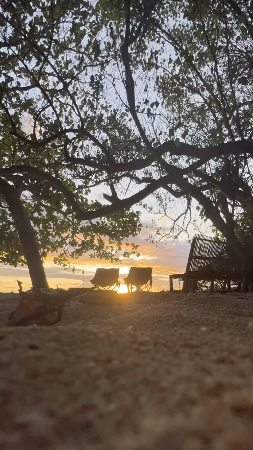 3 days of peace and quiet… literally disconnected from everything… limited power, no signal, no internet - just the sun, the sea, and the best company🖤🌴
Here’s to more amazing sunsets!🥂