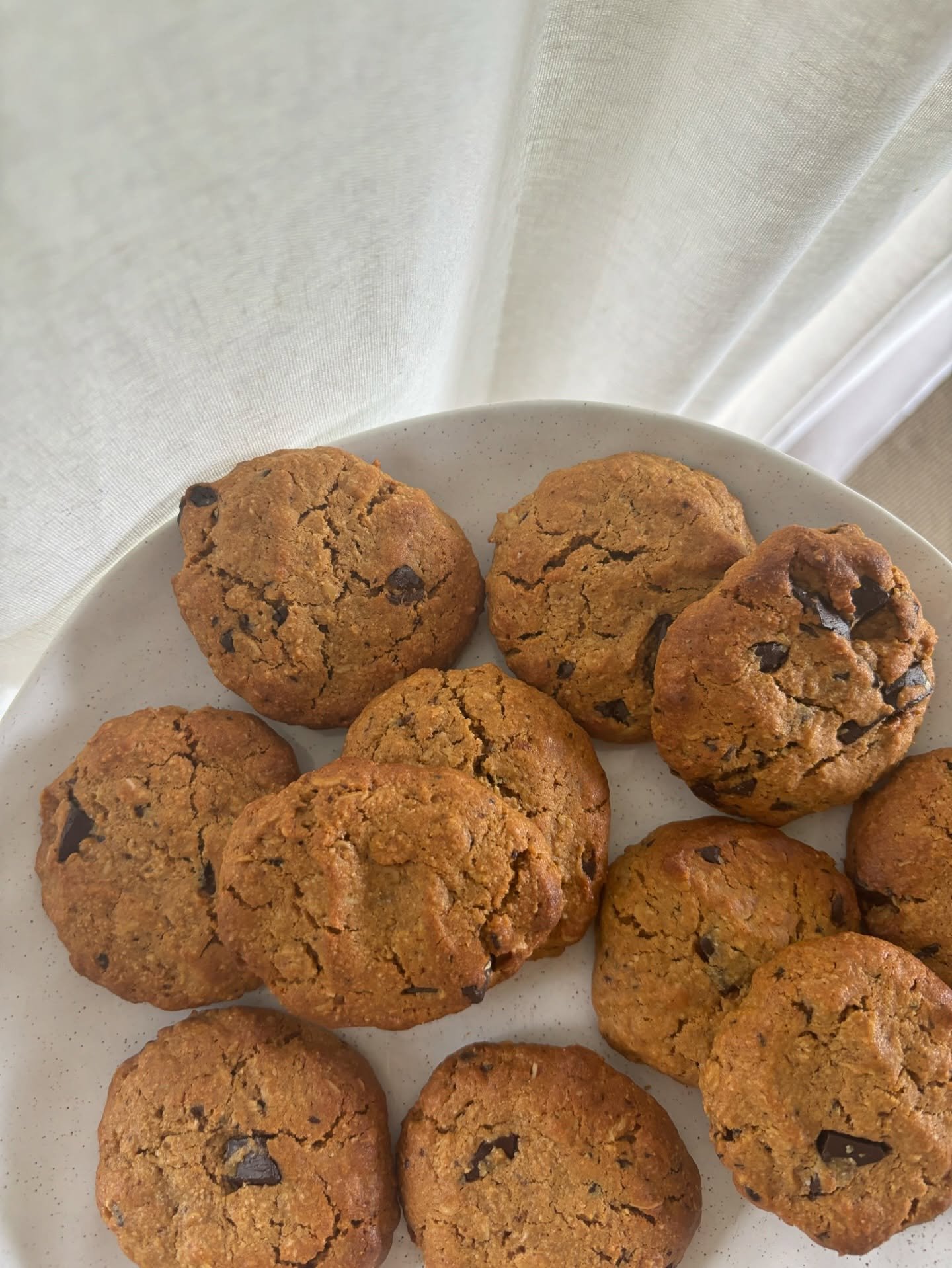 ALMOND AND RASPBERRY CHOC COOKIES🍪🤎

Ingredients:
1 cup almond meal 
3/4 cup GF oats (I use @gfoats) 
1 x egg
1/2 cup coconut sugar 
50g of butter, melted
2 tbsp almond butter 
1/2 block of @pana_organic almond and raspberry chocolate, chopped
a pi