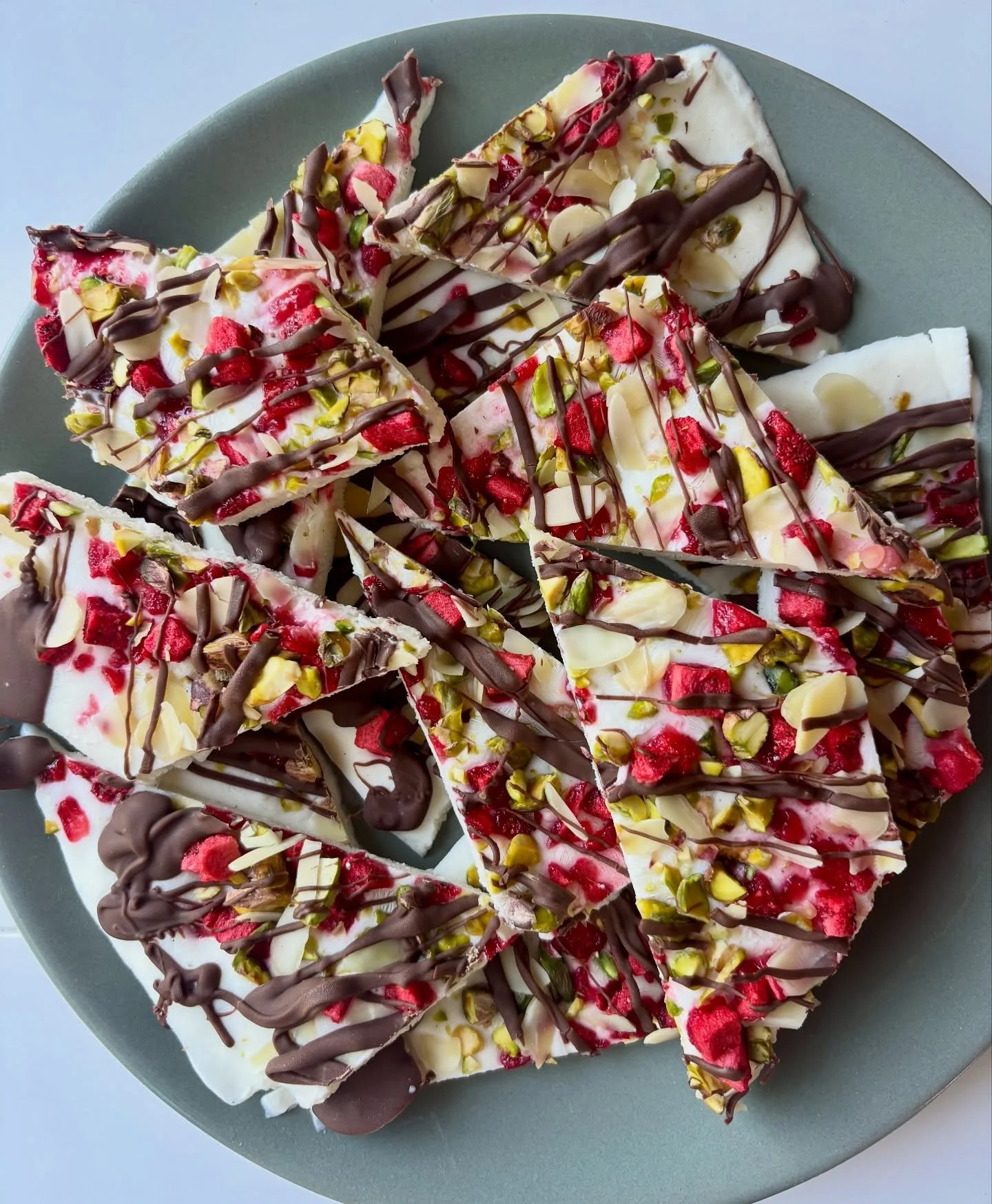 CHOC, STRAWBERRY AND PISTACHIO YOGURT BARK🍫🍓🌲

This yoghurt bark is one of my favourite festive treats perfect for a summer&rsquo;s day. Quick to make, nourishing, and made with minimal ingredients that support balance while still feeling indulgen