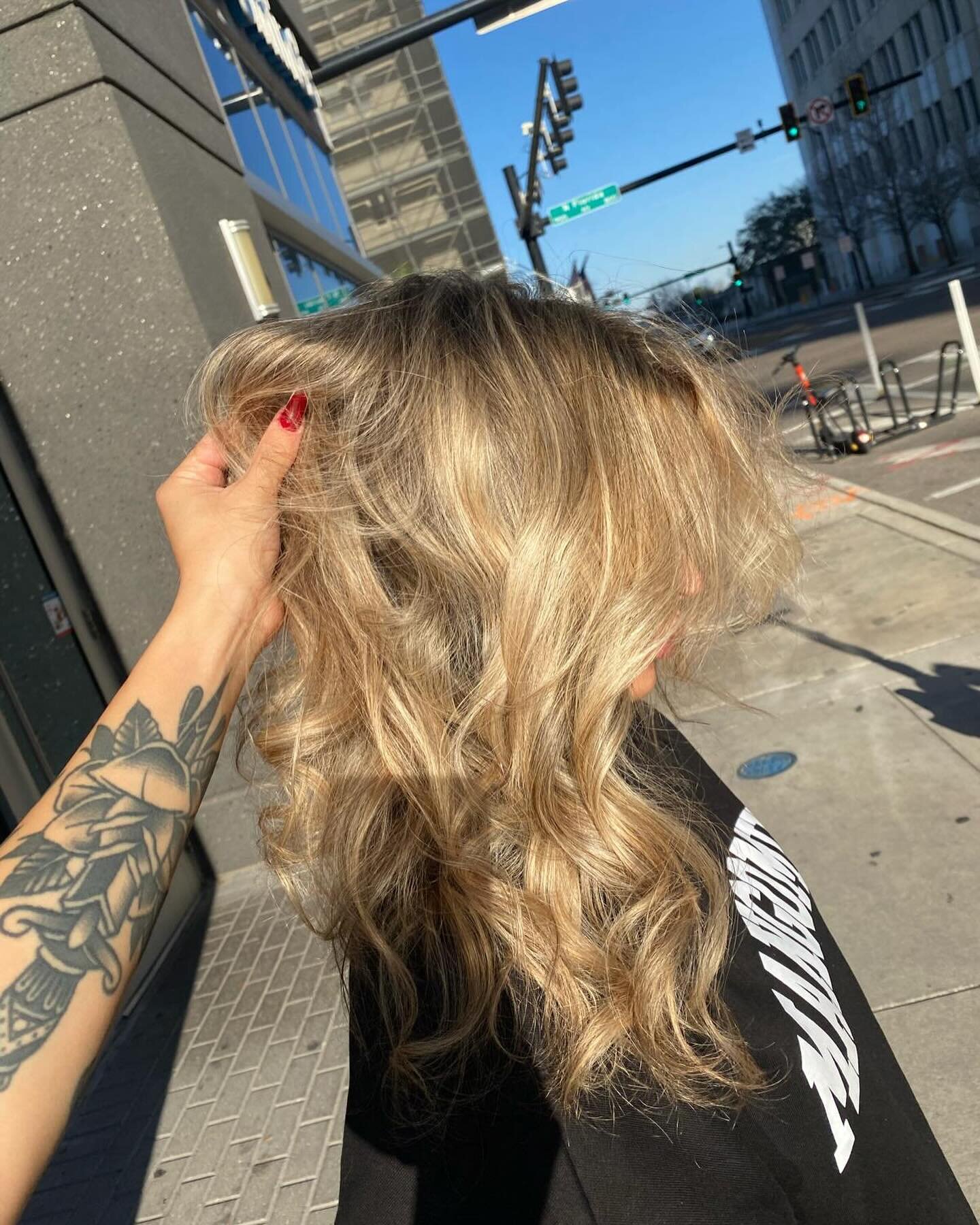 Sandy blonde and loving it! 💛 Embracing beachy vibes 🏖️ #sandyblonde #beachyhair #naturalbeauty #tampa #hairstylist #hairsalon #haircut #blonde #blondehair #downtowntampa