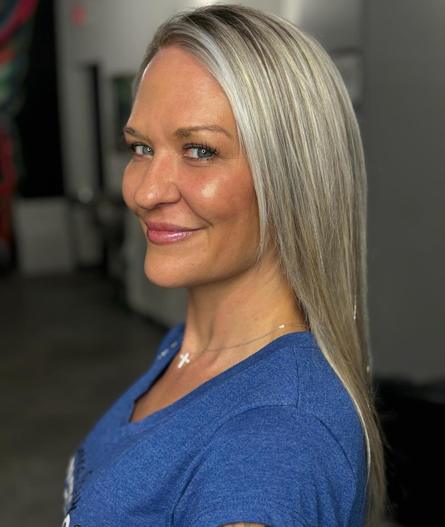 Fresh blonde hair retouch 💁&zwj;♀️✨ Loving this bright and shiny new look! Book your appointment now for a touch-up that will make your blonde pop. #blondehair #hairretouch #newlook #tampa #emiliani #trending #trendinghair #blondehair