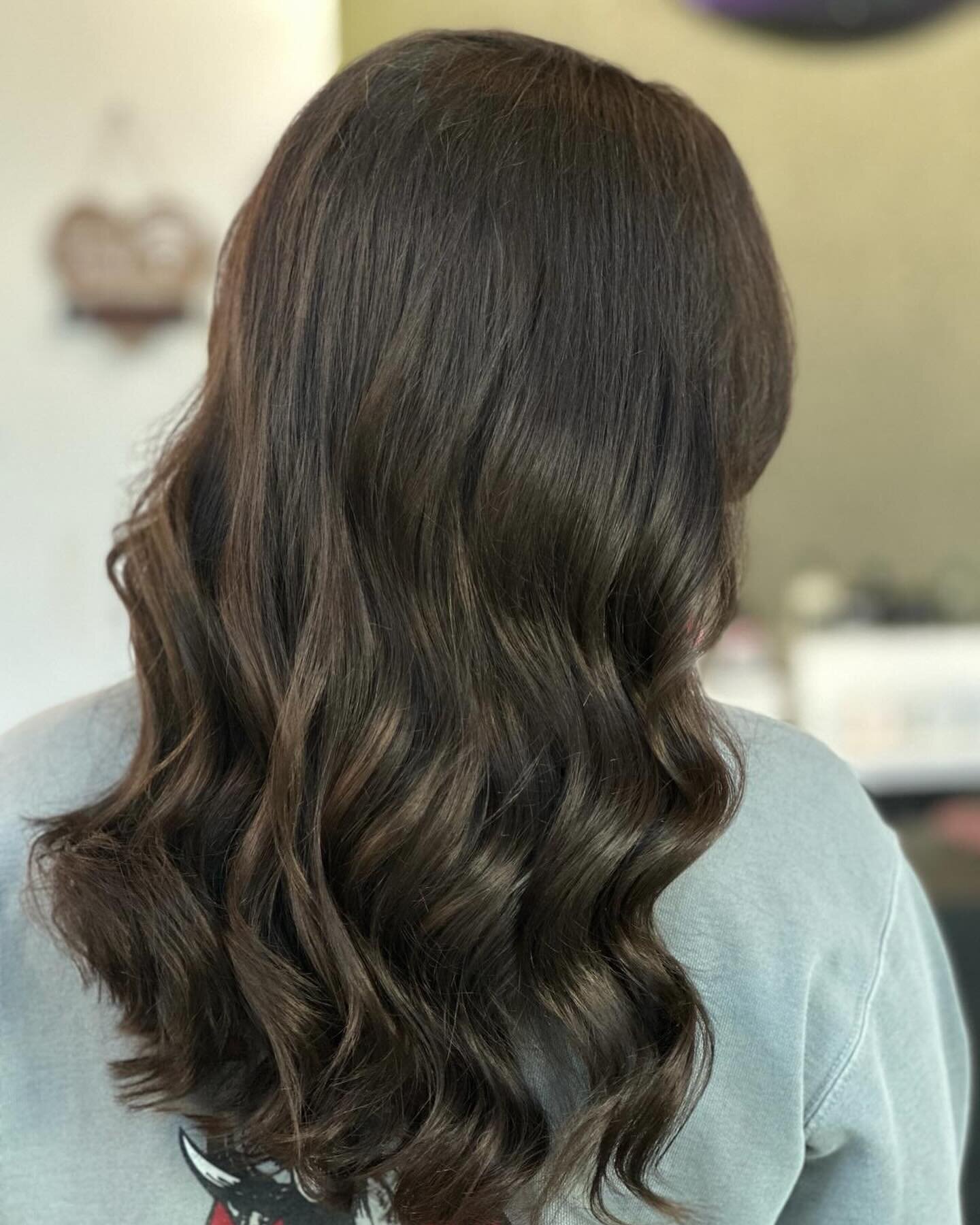 ✨✂️ Feeling like an old money brunette today 🍸💁🏻&zwj;♀️ Who else is ready to channel their inner elegance and sophistication? Book now with Jami! 
#OldMoneyBrunette #HairGoals #TimelessBeauty #BrunetteBabes #HairStylistLife