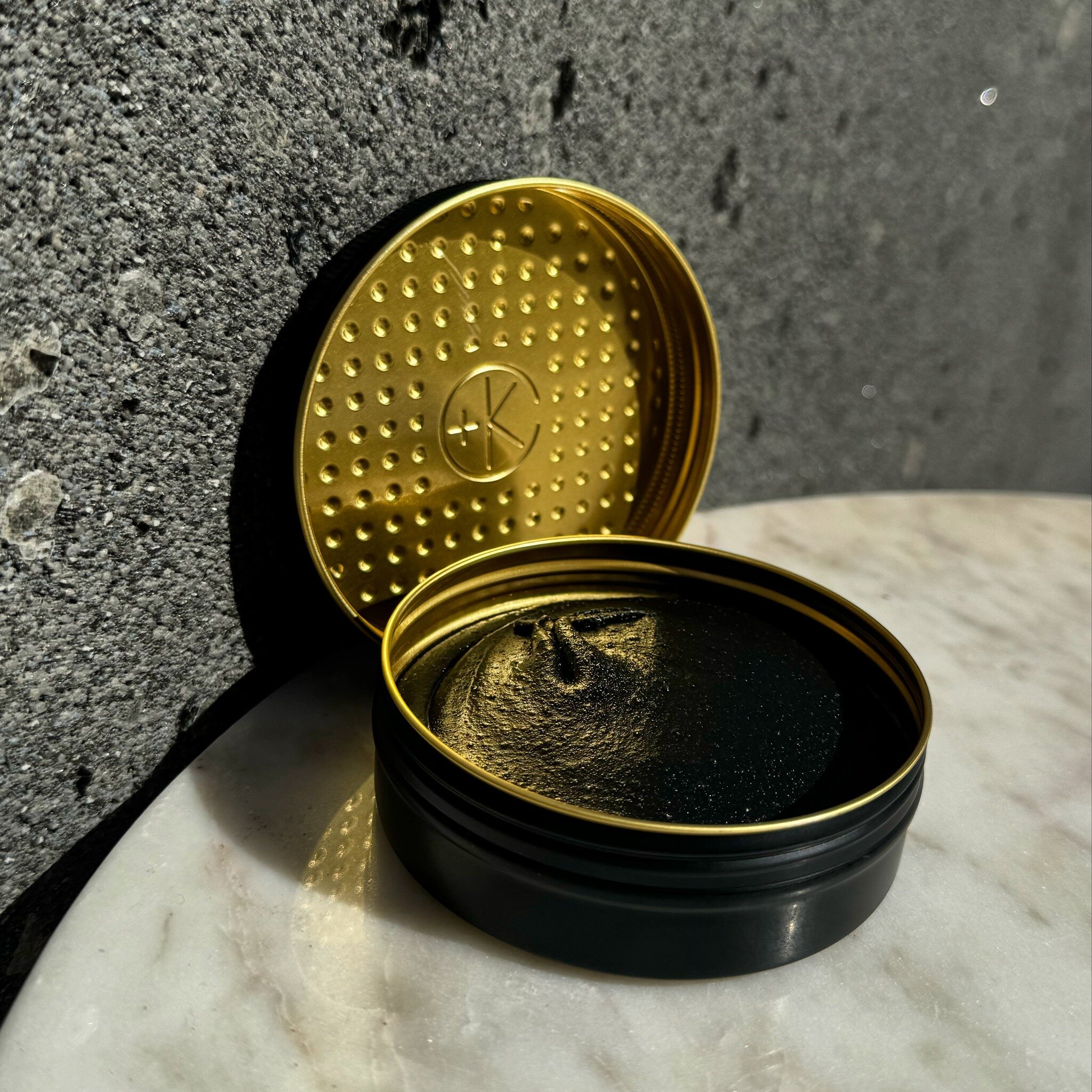 👑Cult and King Pomade: uses a unique blend of carefully selected natural ingredients to ensure your hair is always on point. These premium pomades are specially crafted to provide a medium to strong hold, making it the perfect choice for both everyd