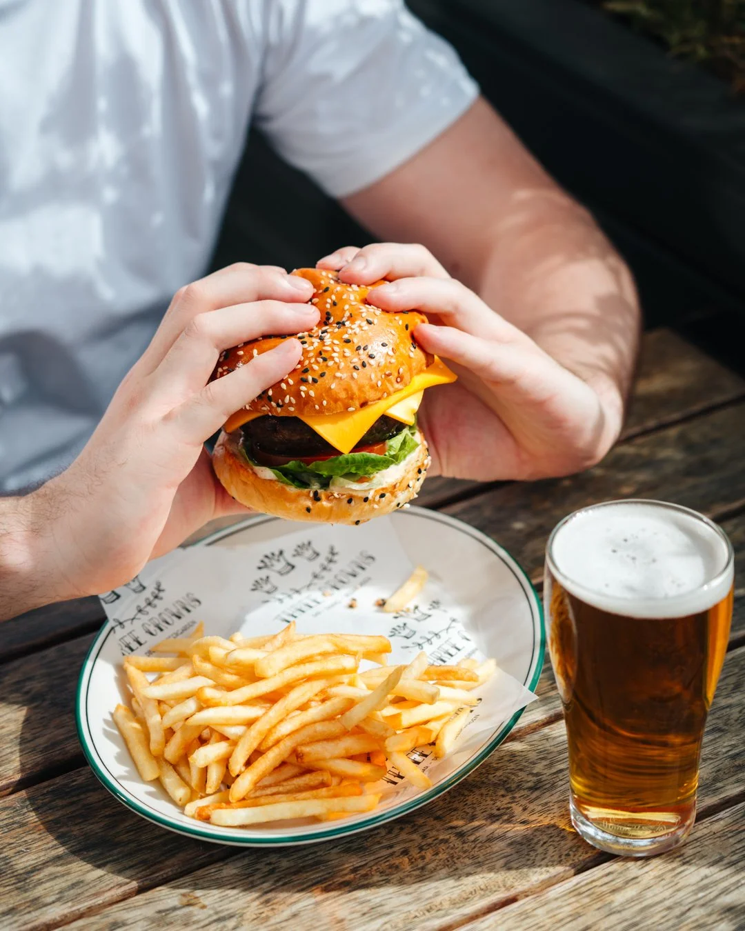 This photo does not lie. Our burgers are a handful not to mention bloody delicious! even better when you can get any burger for just $17 on Thursdays.

📍 365 Victoria St, West Melbourne VIC 3003

#pubs #melbournepubs #whatsonmelb #westmelbourne #bro