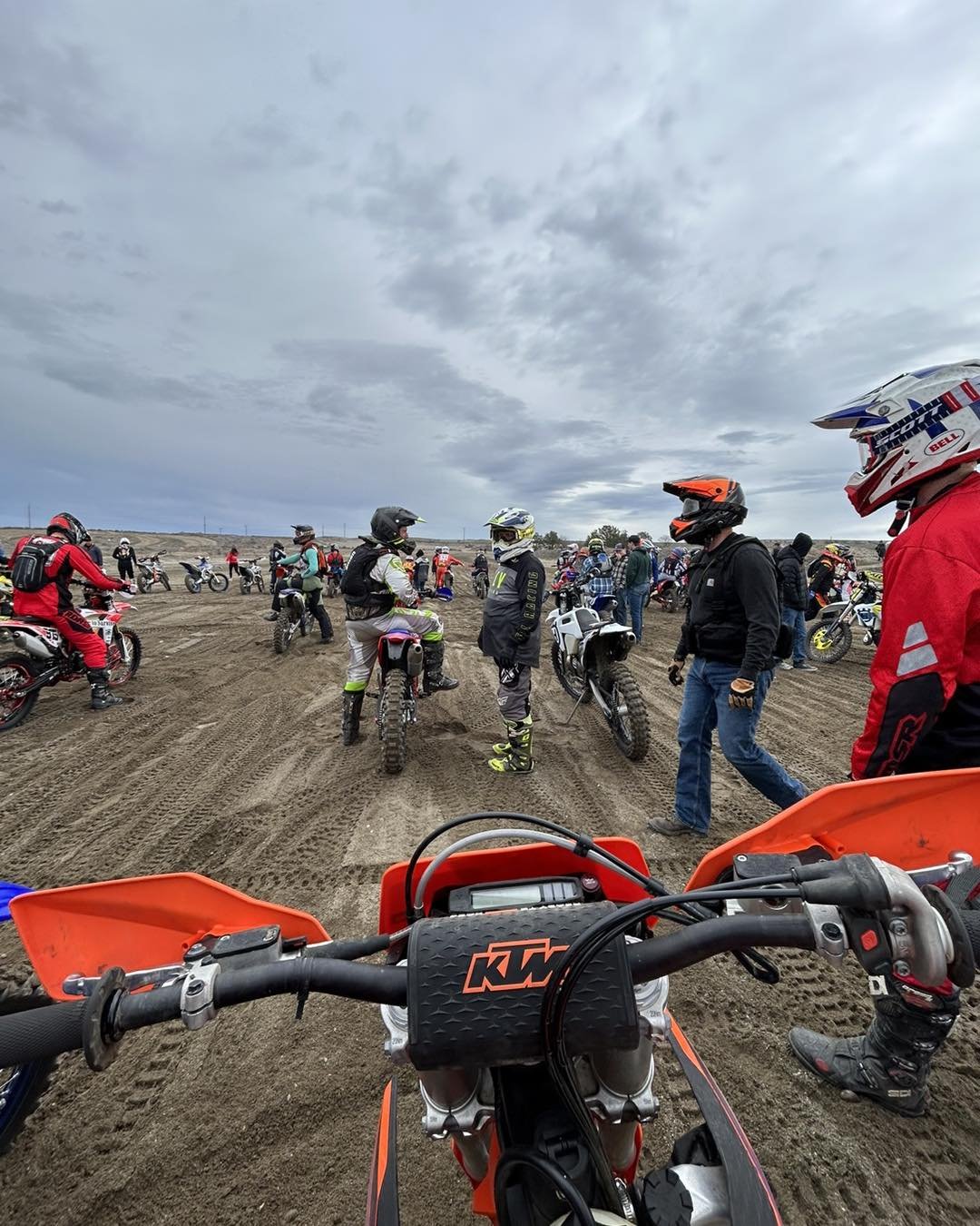 Who else is excited race season is back? A little old but some starting line shots from the NMA race at Horn-rapids! You could have been there on one of your bikes! 
#ktm #300xcw #dirt #dirtbikes #adventure #dirtbike #washington #bike #dirtbikerental