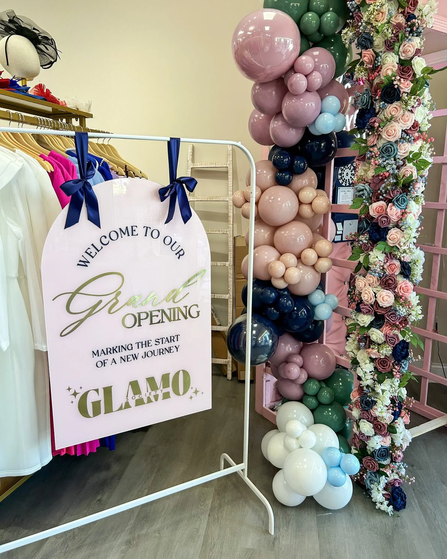 We love a soft glam moment with a touch of bold!

Thrilled to create this custom welcome sign for the grand opening of @glamosociety! From navy bows to luxe gold lettering, every detail was made to match their stunning new bridal space.

💍 If you&rs