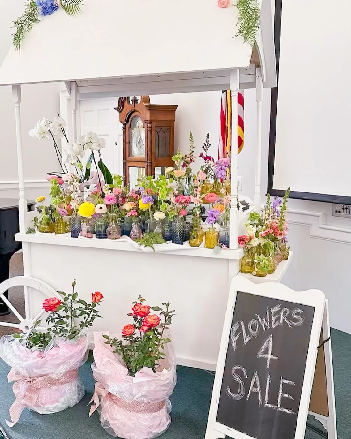 One cart, endless possibilities 💫 I&rsquo;m obsessed with how our candy cart was styled as a flower cart for this setup! DM us to rent this cart for your next event &mdash; sweets, drinks or floral, we&rsquo;ve got you covered!!! 

#FlowerCartRental