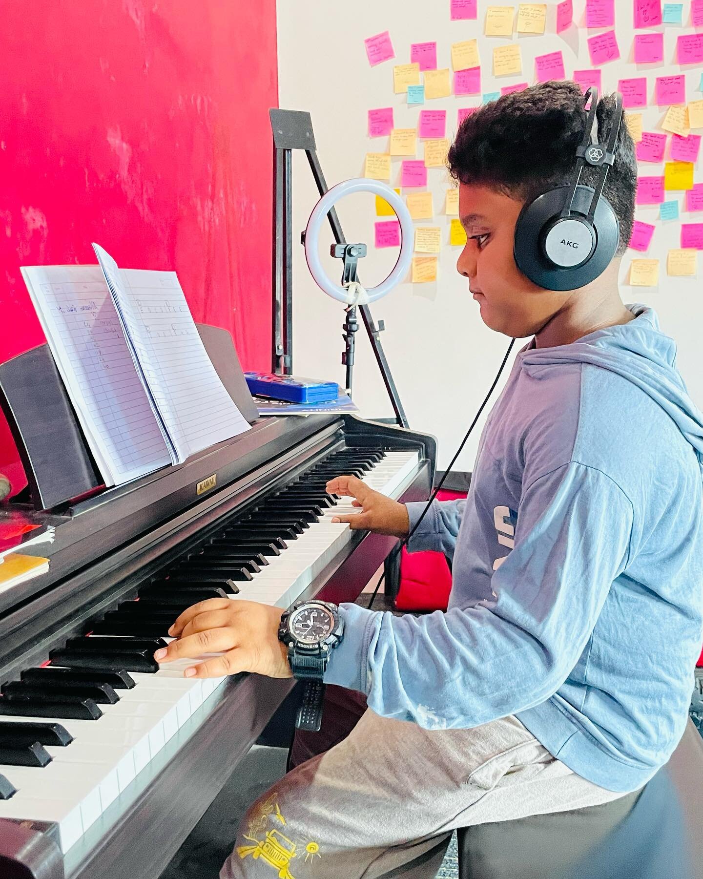 Young talent, big passion! 🎹🎶 

#MusicEducation #pianolessons #saramusicschool #saramusic
