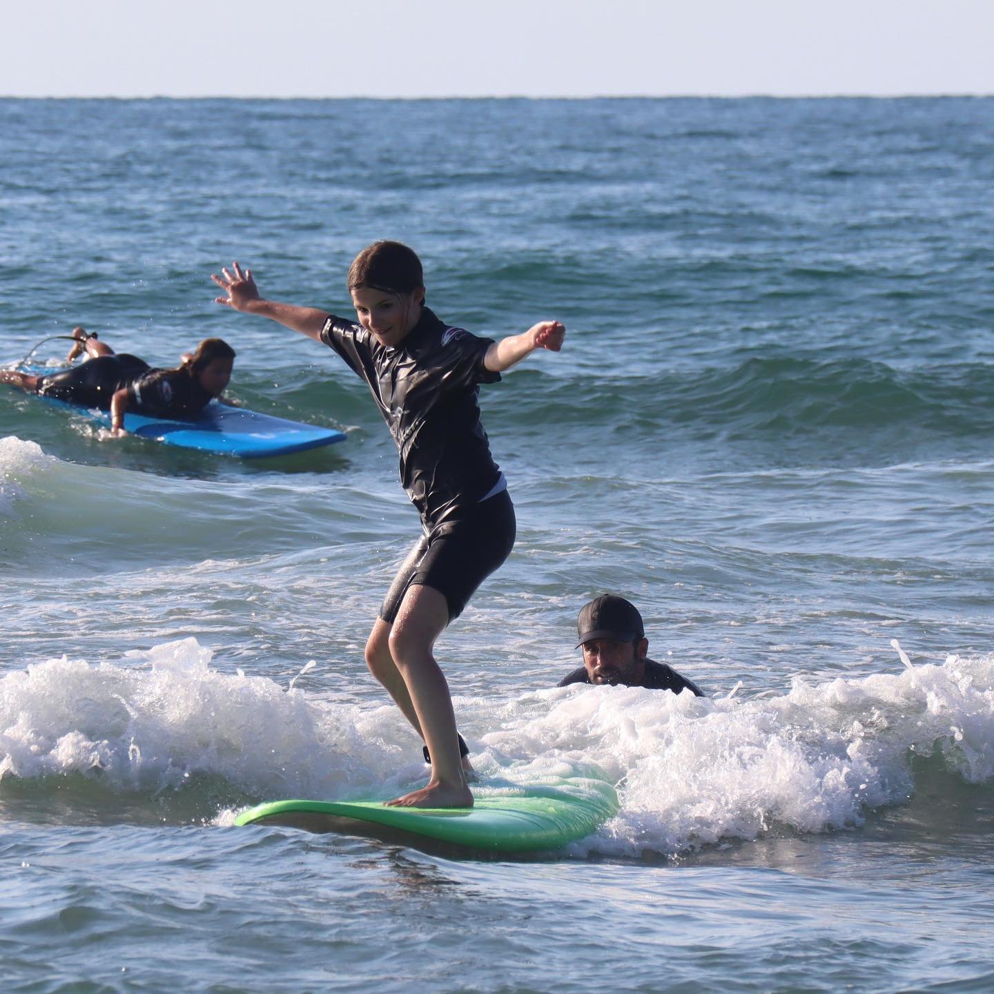 derni&egrave;re ligne droite de ce mois d&rsquo;ao&ucirc;t ! ☀️

Pensez &agrave; bien profiter de chaque rayon de soleil, de toutes les baignades possible et surtout de vos sessions de surf !! 😎

Constance, Florian, Vladimir et Lilly sont tous repar