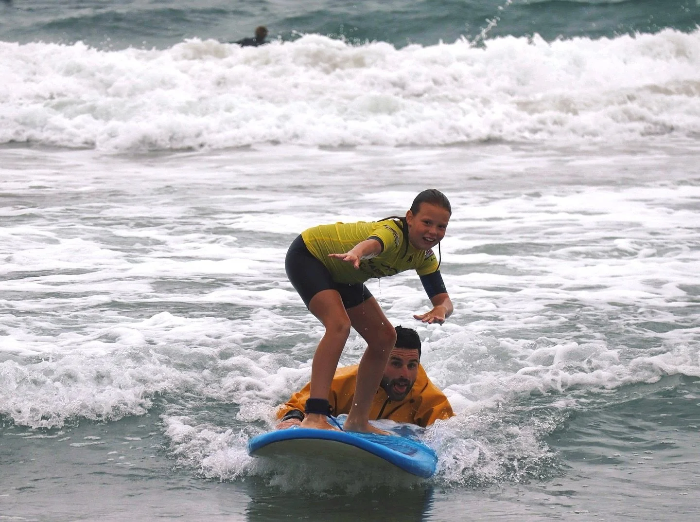 Les joies de la glisse partagées entre apprentie surfeuses et son moniteur ! 🫱🏻‍🫲🏼
Et vous, quand est-ce que vous venez essayer ? 🏄🏼‍♂️
Le soleil refait son apparition accompagné des petites vagues, on vous attend !!
#s