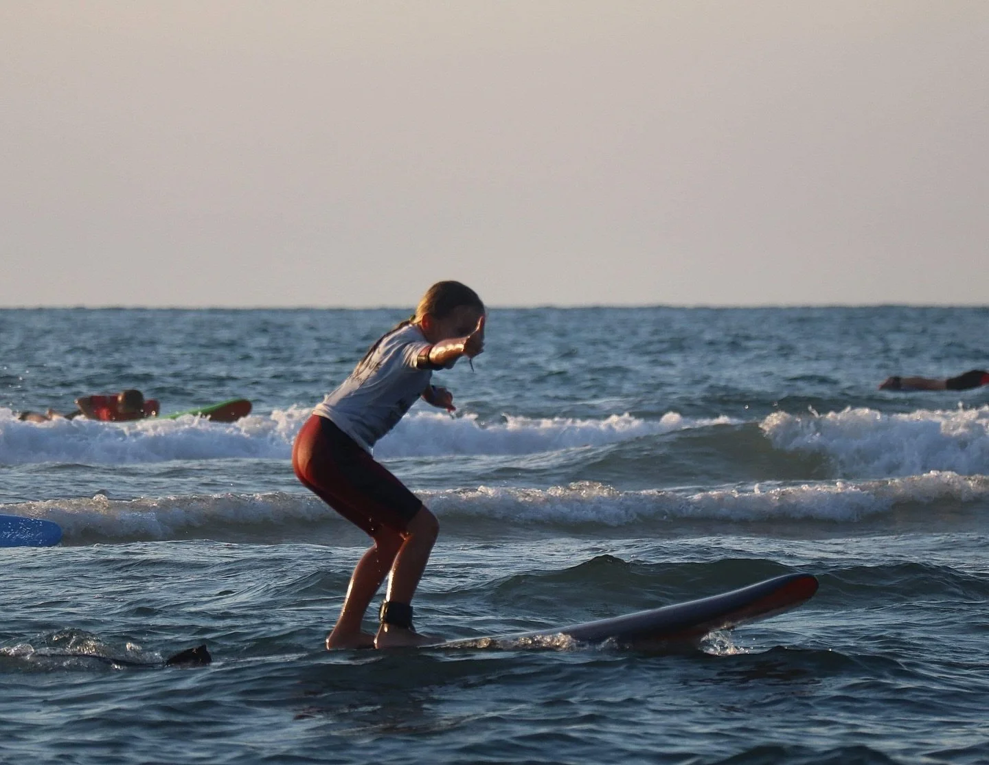 La météo est de bonne humeur pour la semaine à venir, tous les voyants sont au vert pour se retrouver à l’eau dès lundi matin 10h !! 🏄🏼‍♀️🏄🏾
Location de matériel et cours de surf : on est pr&ec