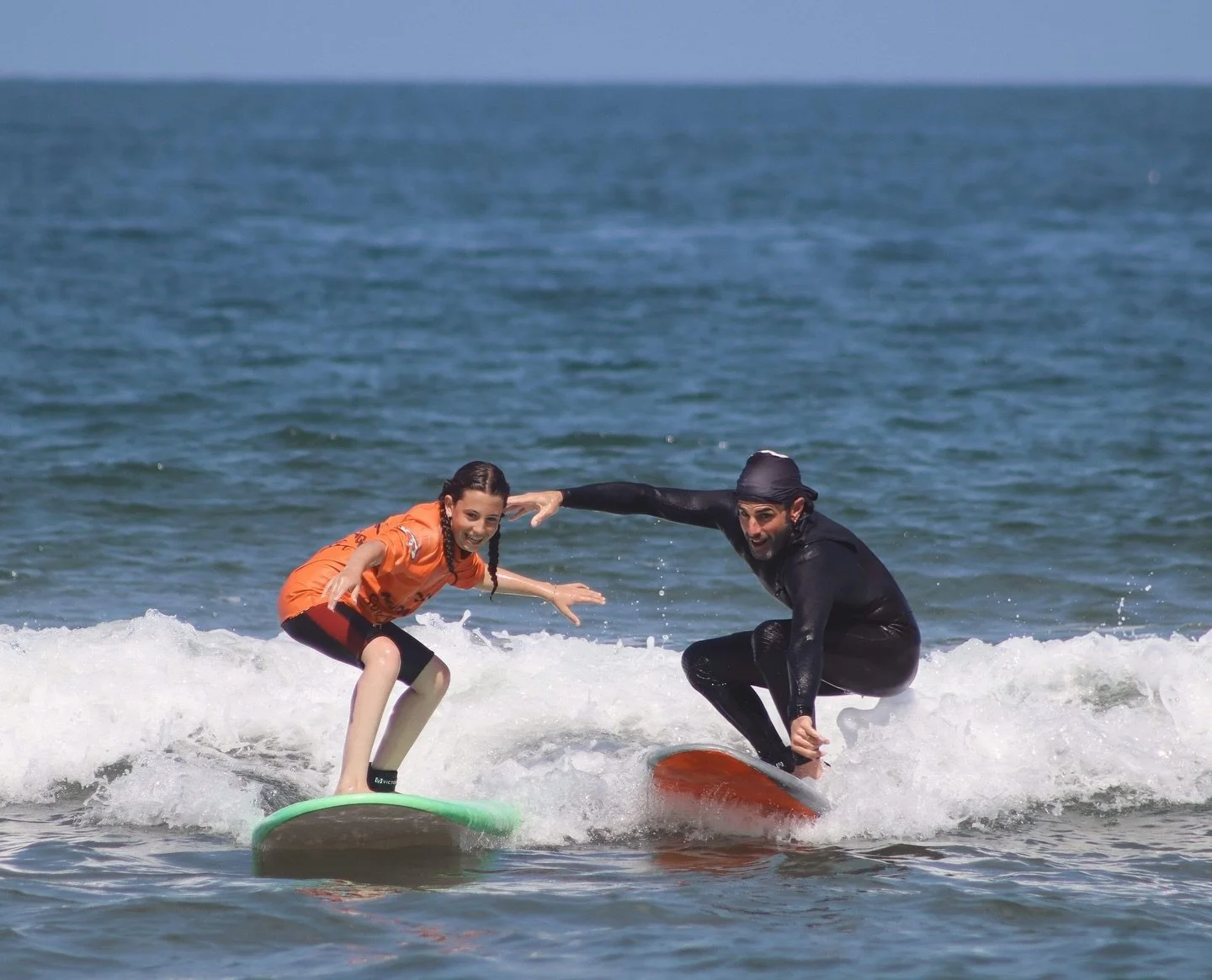 La session est encore plus belle quand les vagues sont partagées : avec les moniteurs, entre père et fils, entre frères et sœurs, entre amis. 🥰
Vous venez surfer avec nous ? 🏄🏼‍♂️🏄🏼‍♂️