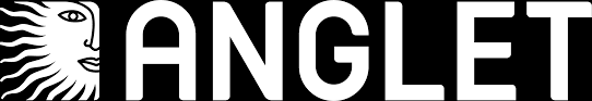 Logo d'Anglet avec une demi-figure de soleil stylisée à gauche et le mot "ANGLET" écrit en lettres majuscules.