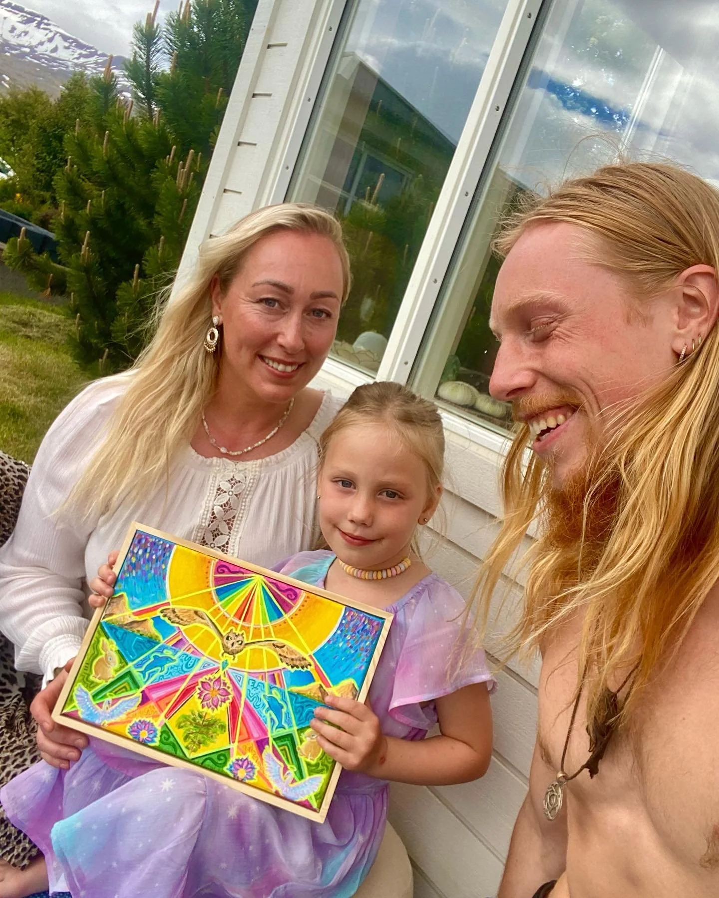 I had a beautiful experience yesterday delivering a painting to its new home 
🙏🥰🎨🪶🪷💖

A few weeks ago I came home to Iceland after a visit to Guatemala and as I was entering my home fjord a beautiful owl flew over my car and looked me straight 