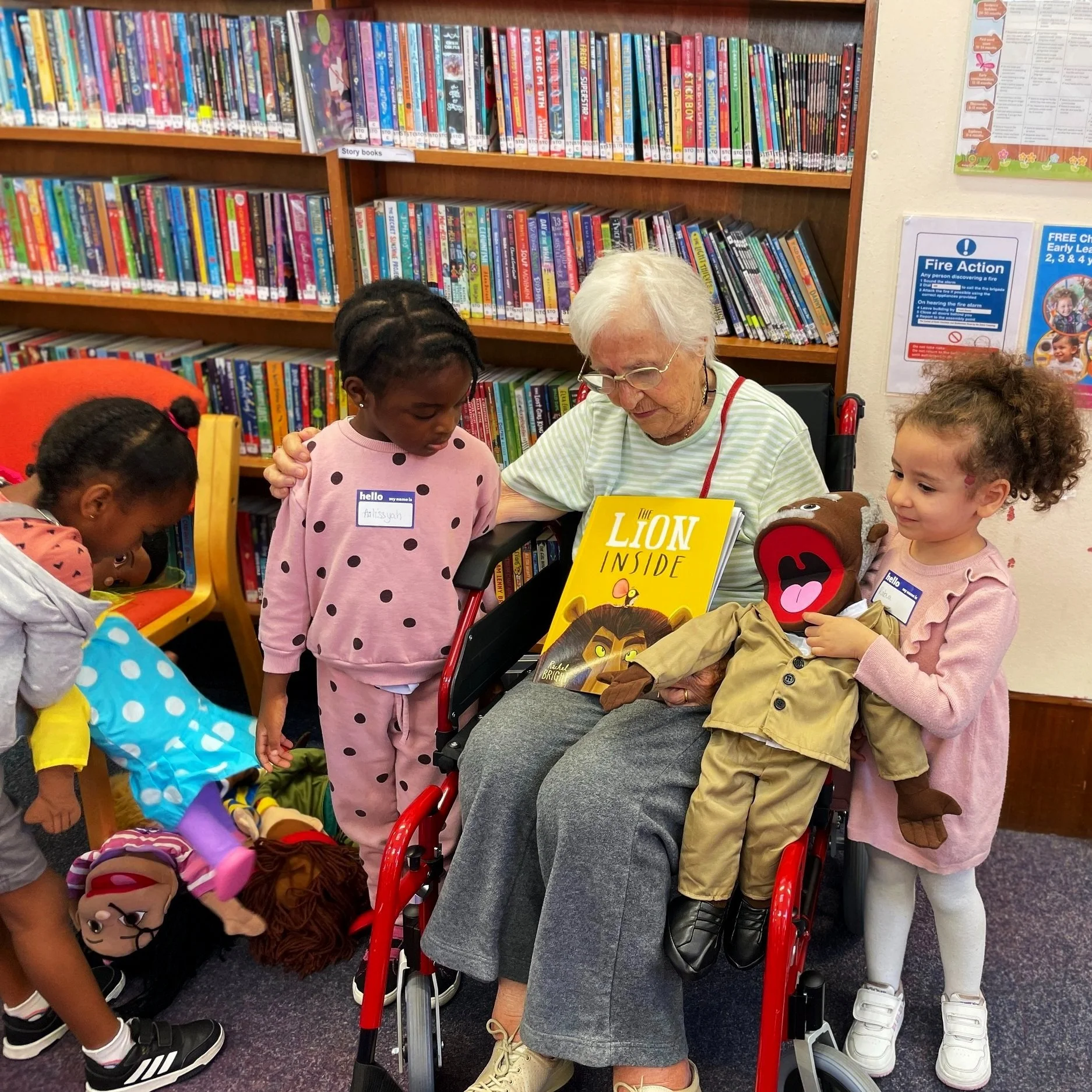 A joyful intergenerational reading moment in the library