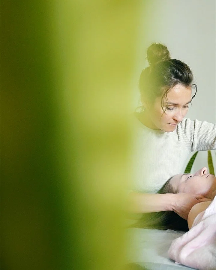 Izbaudi dziļi relaksējo&scaron;u sejas modelējo&scaron;o masāžu, kas ne tikai atbrīvo muskuļus, bet arī uzlabo asinsriti un limfas plūsmu. 

Procedūras ilgums ~ 75 minūtes.
Ieguldījums savā labsajūtā: 60 eiro 

*sākot no jaunā gada cena masāžai -&gt;