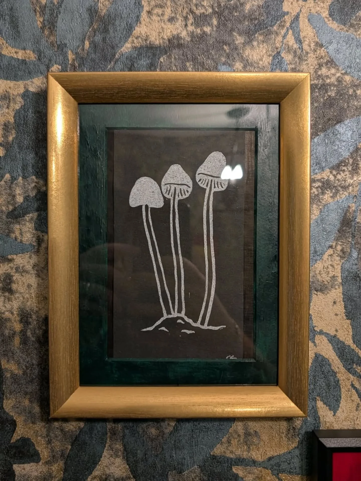 It's always nice to see my prints in their forever homes 😻 this one didn't have time travel too far, as it went to a lovely home in Edinburgh. I'm really enjoying the contrast between my little print and the bright red one! 😺

#smallbusiness #newho