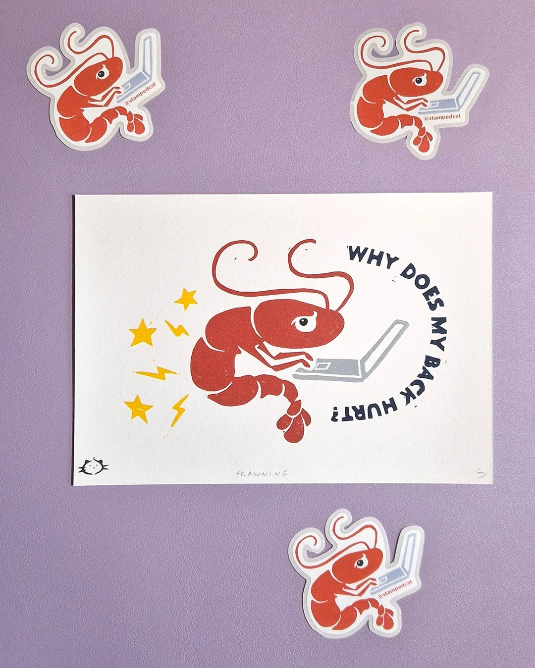 ⚠️ New design alert !🚨I sketched this silly prawn in a notebook a while ago, and it has now become a real lino print and stickers! 😻
The prints will be making their debut this weekend at @colonyofartists so come see them in person! 🙀 I will also b