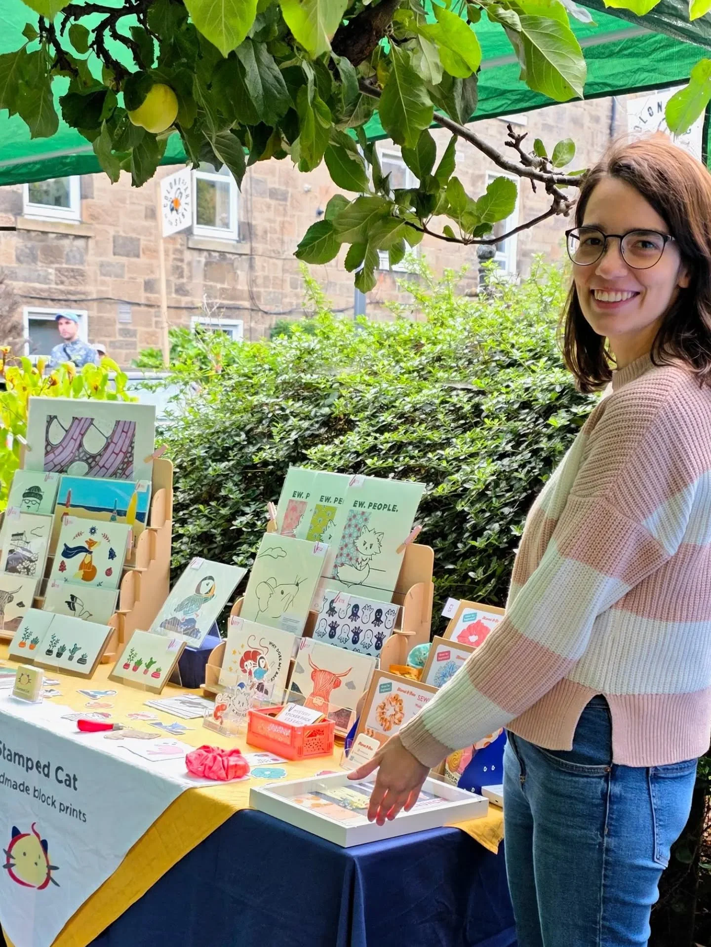 That's a wrap on @colonyofartists for the year! What a weekend is has been! 🌞 We definitely had all 4 seasons over 2 days, and the streets were busier than ever! 🙀

Thank you to everyone who came by to point at my brand new "Prawning" pri