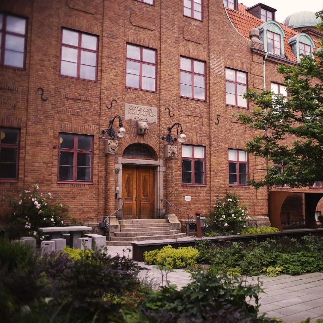 &Aring;r 1861 inleds byggandet av Sj&ouml;bef&auml;lsskolan d&auml;r vi nu erbjuder coworking med samma imponerande utsikt &ouml;ver hamninloppet som sj&ouml;officerarna en g&aring;ng hade.

Den praktfulla tegelbyggnaden ritas av Adolf W. Edelsv&auml