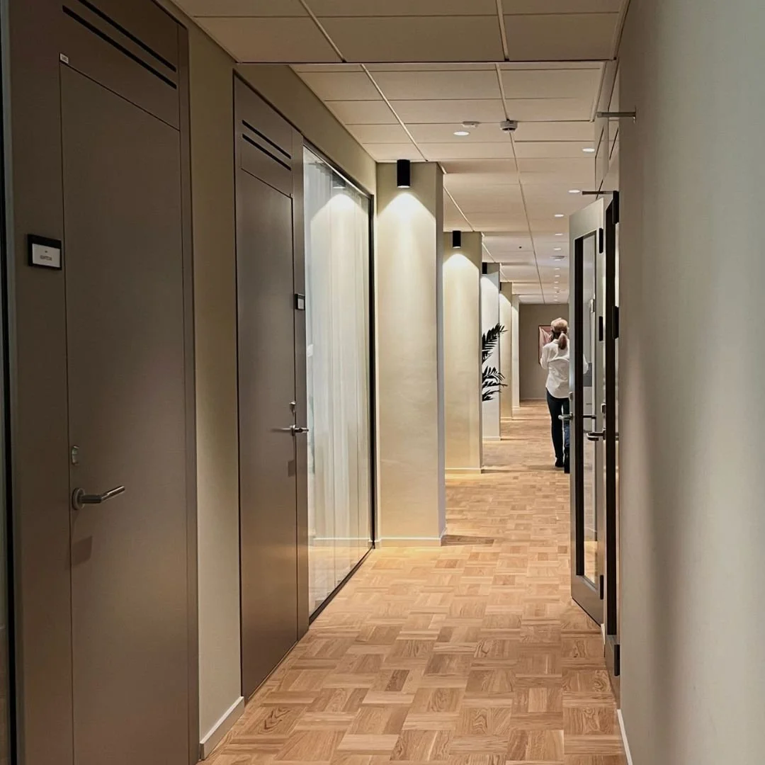P&aring; IOFFICE har &ouml;ver 80% av v&aring;ra kunder eget kontor, vilket inneb&auml;r en skr&auml;ddarsydd och privat yta att st&auml;nga in sig i. Allt detta med tillg&aring;ng till gemensamma sociala ytor som k&ouml;k, trevliga lounger och flexi