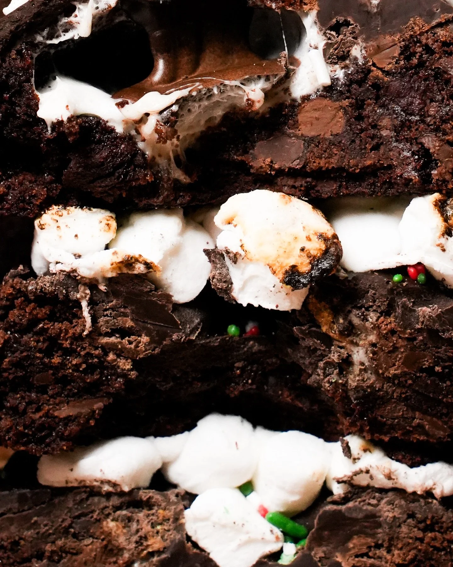 Our December Cookie of the Month is officially here &hearts;️

Frosty&rsquo;s Cocoa ❄️
Chocolate cookie stuffed with marshmallow and topped with chocolate sauce, mini marshmallows, and sprinkles

Huge shoutout to @carley13 for winning our Cookie of t