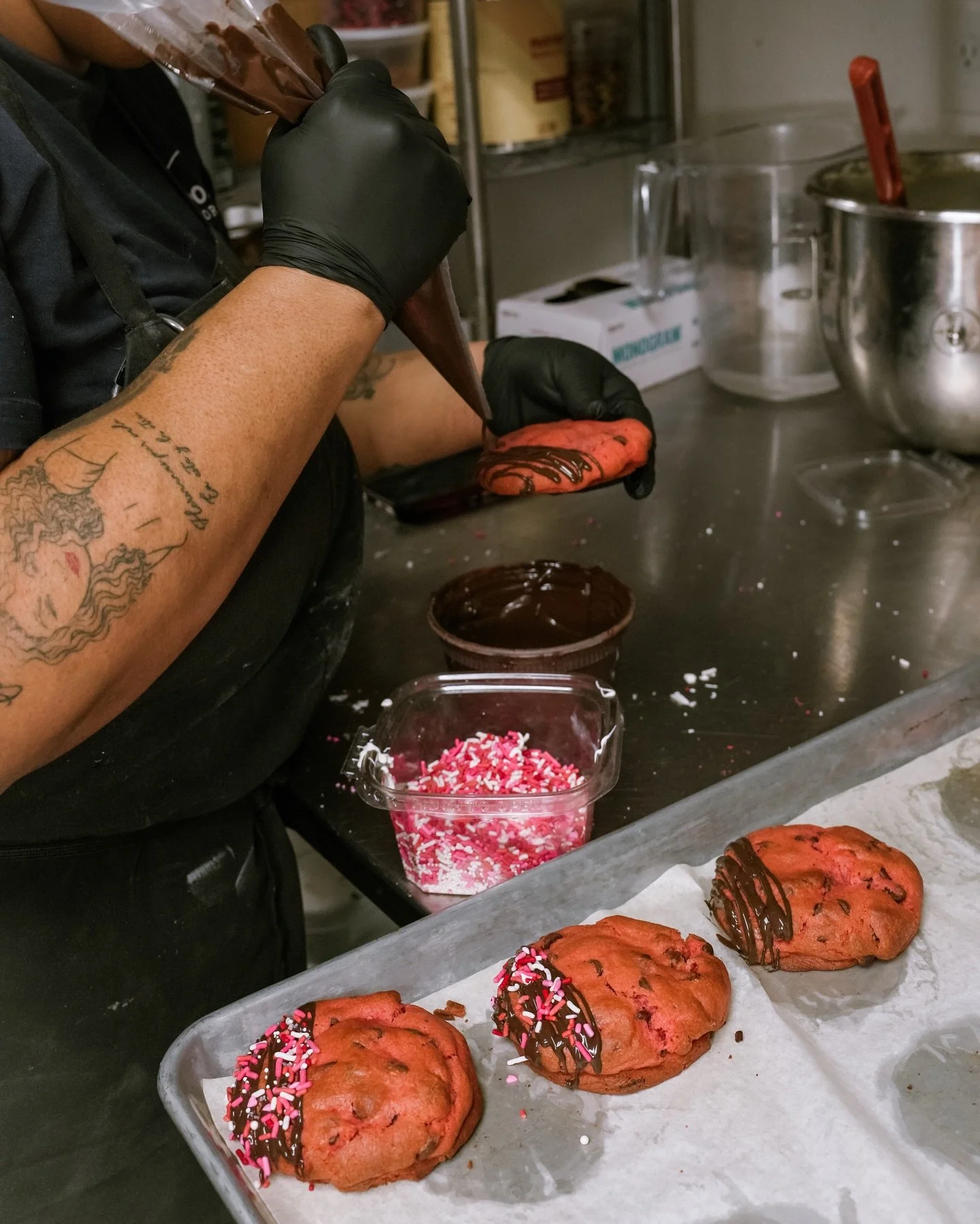 She is beauty. She is grace.

This is So Extra ✨ Strawberry base, filled with Nutella, drizzled with dark chocolate, and topped with sprinkles 🍓🤤

&bull;
&bull;
&bull;

#njbakery #jerseyshoreeats #homemadecookies #jerseyshorebakery #nutellacookies