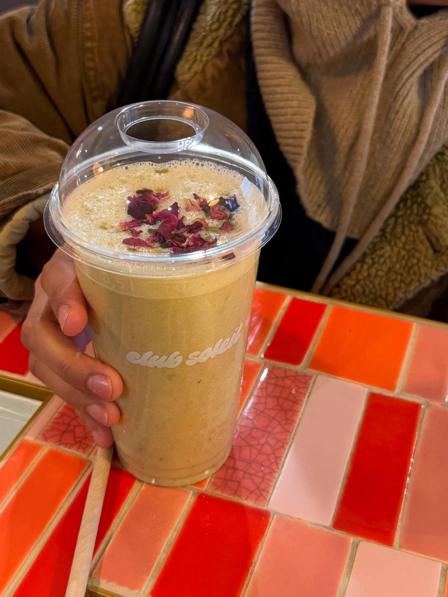 Le bien-&ecirc;tre passe avant tout par l&rsquo;alimentation. 
Notre fa&ccedil;on de nous nourrir impacte la qualit&eacute; de notre &eacute;nergie 🔋et le fonctionnement de notre corps et de notre mental au complet. 

&Agrave; la Kitchen, toutes les