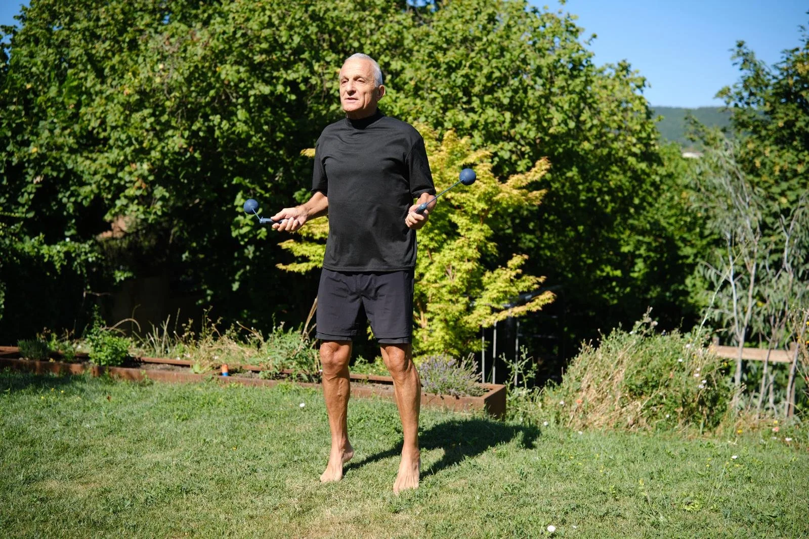 Bernard Aimé pratique le mouvement au jardin — ANVANI Bien Vieillir