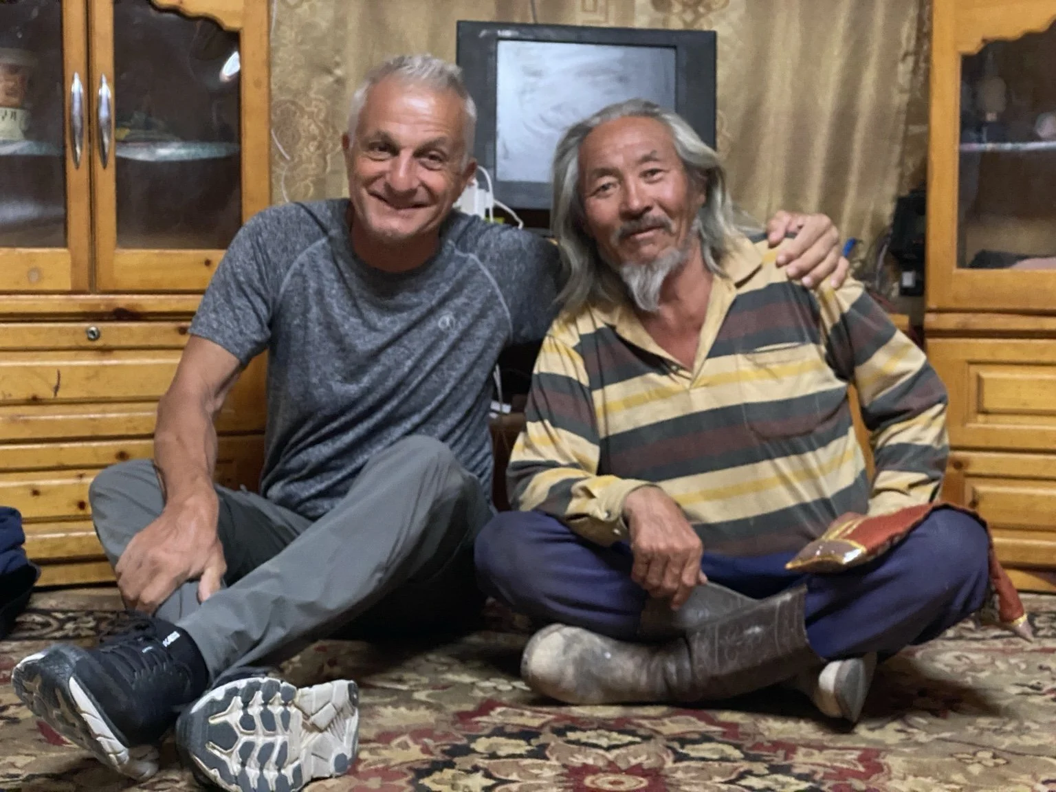 Bernard Aimé et son hôte en Mongolie, un moment de rencontre et de partage