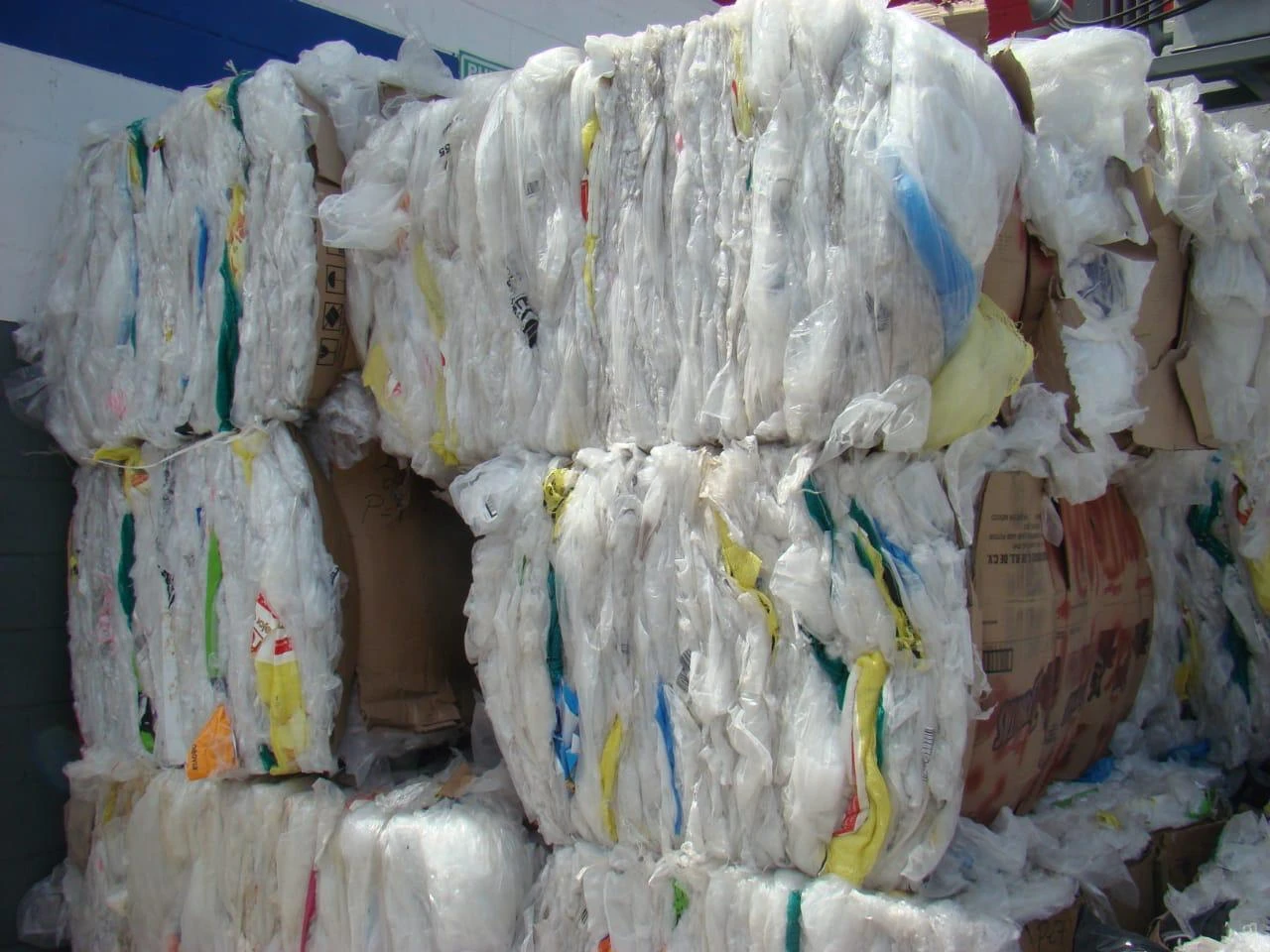 Montón de bolas de basura envueltas en plástico y cartón aglomerado.
