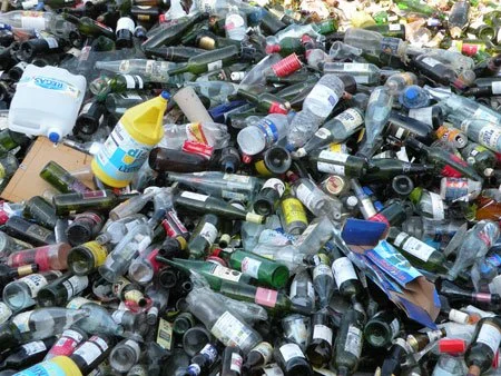 Montón de botellas de  vidrio desechadas.