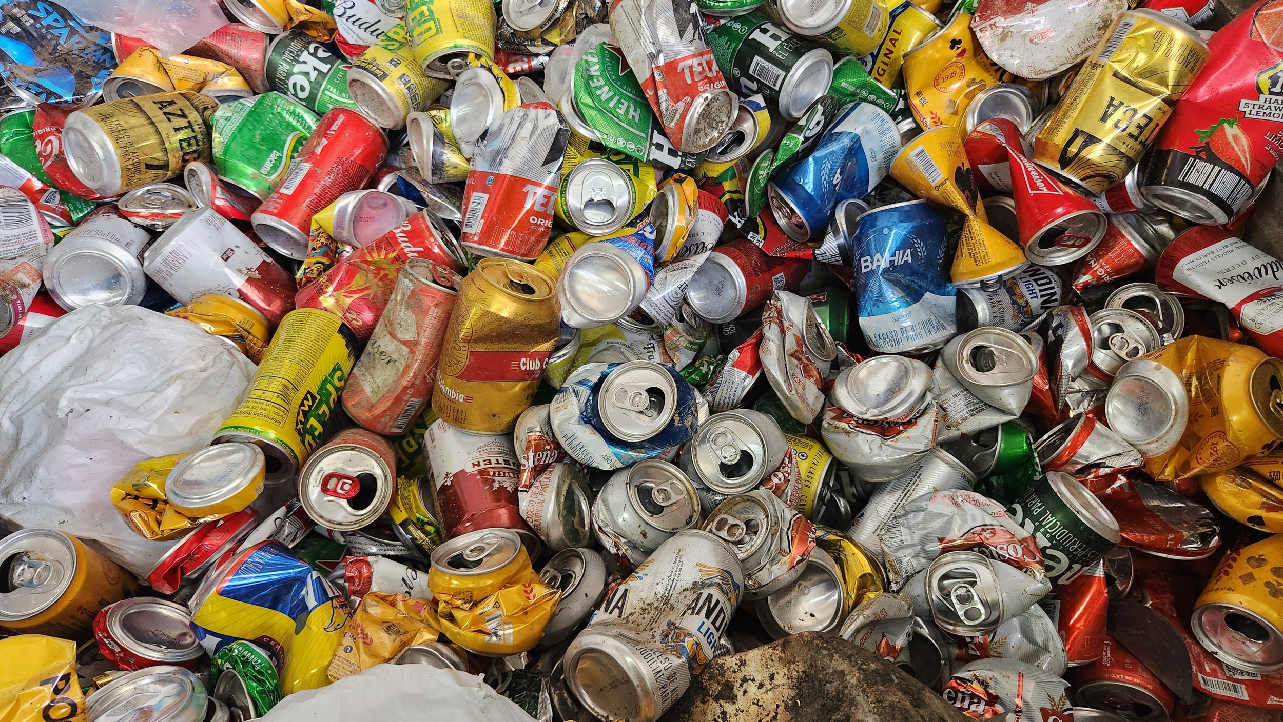 Montón de latas de aluminio en un área de reciclaje.