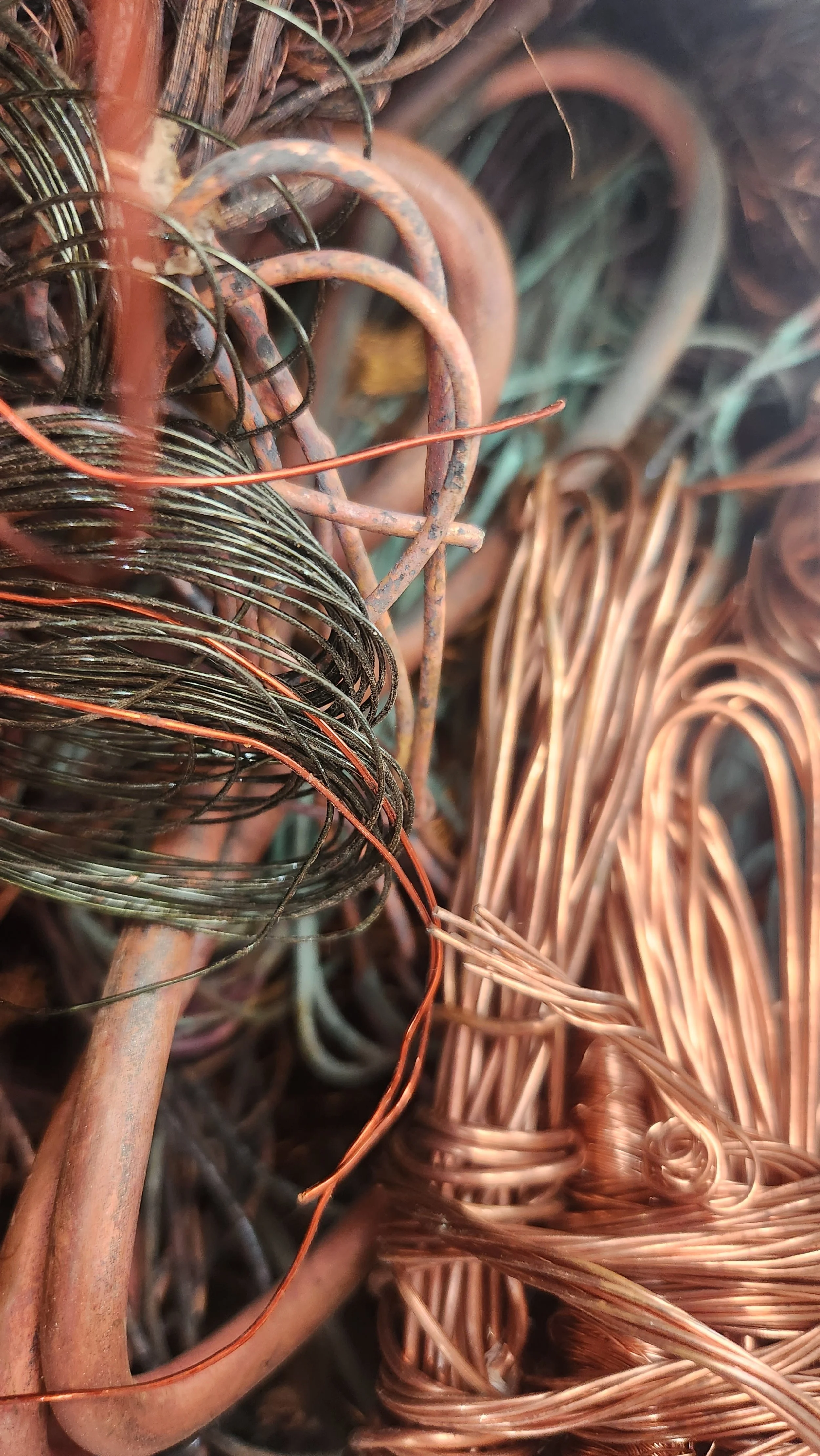 Colcha de cables de cobre y alambre de acero doblados y torcidos.