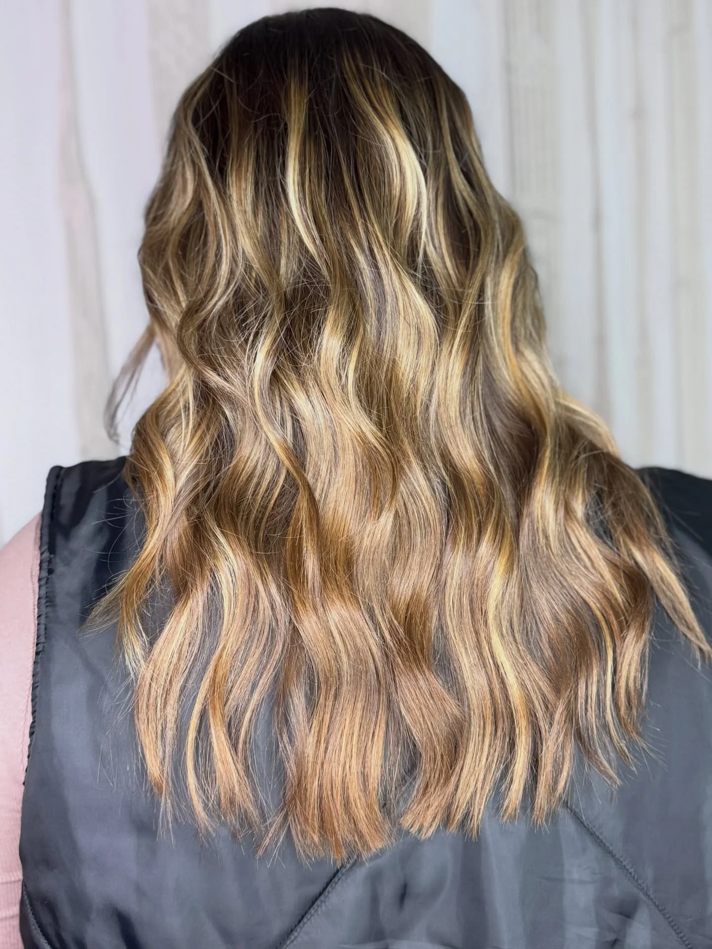 The ✨highlight✨ of your feed! 

Dimensional highlights + a seamless blend = the ultimate low-maintenance glow-up!
Ashley worked her magic on this grow out for a soft, lived-in look that stays gorgeous between appointments!