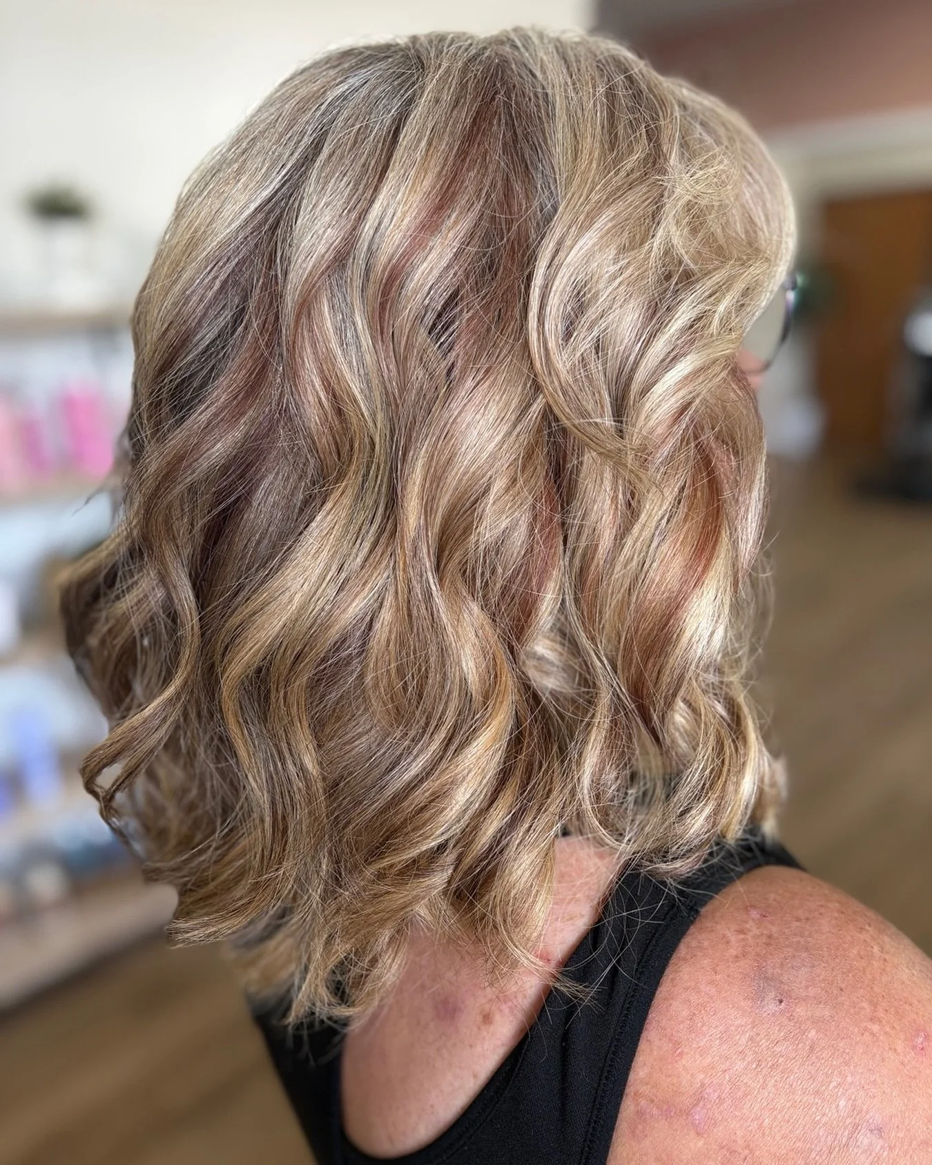 Shantel had been busy blending 🪄✨

Seamless highlight and lowlight to blend out her guests natural growth.