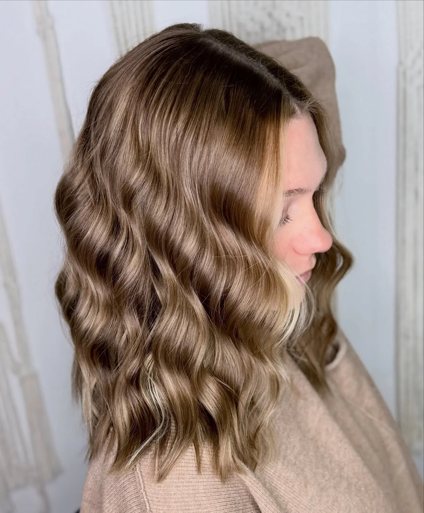Life happens&hellip;hair appointments help 👏

Mikaela created this stunning dimensional teddy bear blonde, blending warm, natural tones for the perfect soft, lived-in look. She finished it with a bright money piece to frame the face and add that ext