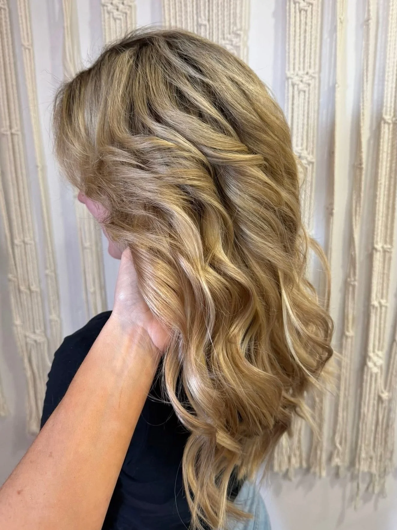 Major transformation by Charity ✨
From short, shoulder-length hair to long, voluminous, seamless blonde perfection. The blend? Undetectable. The confidence? Through the roof.