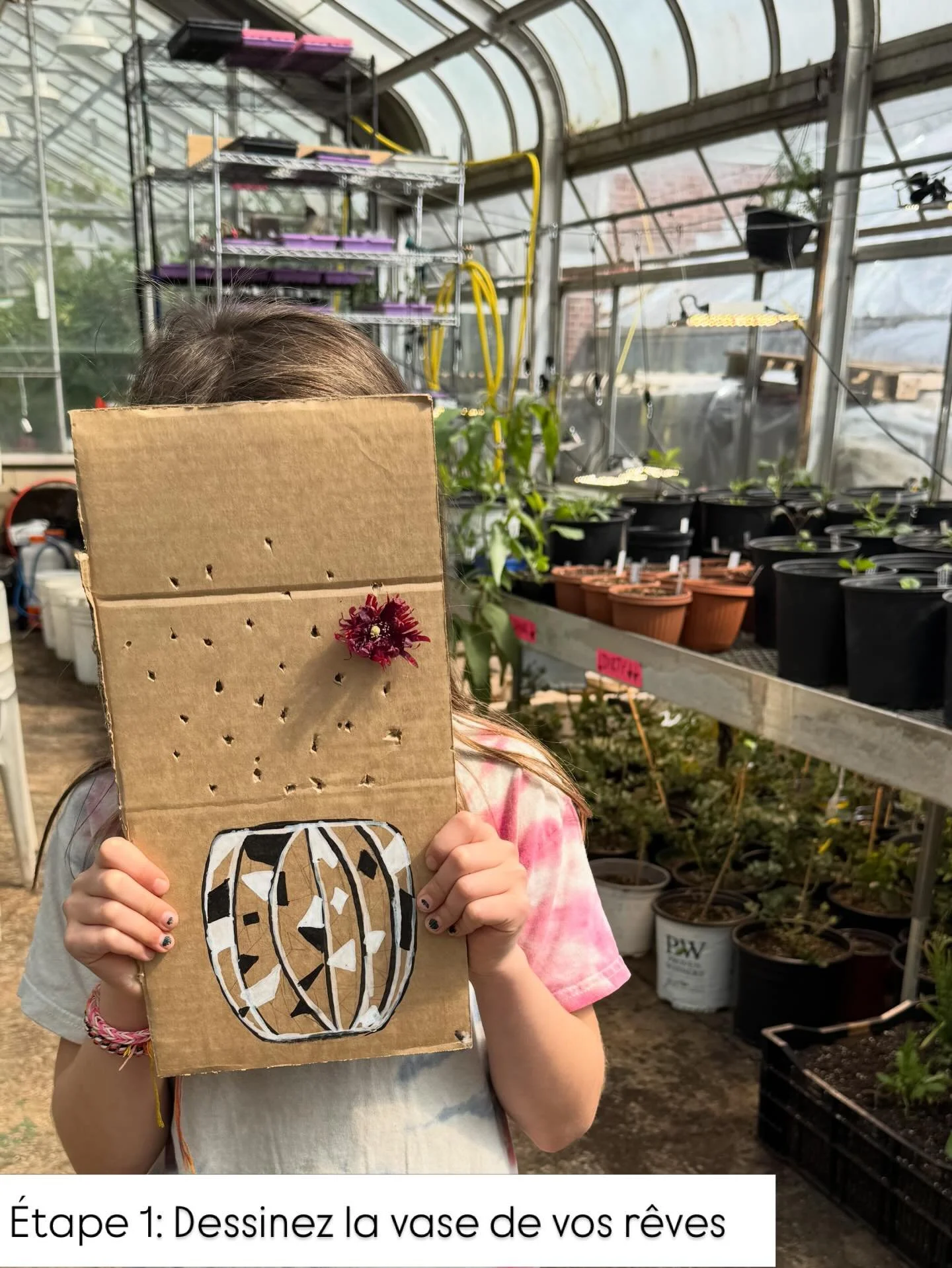 Quand tu suives maman &agrave; la serre &hellip; tu cr&eacute;es!

Qui veut le faire avec nous?