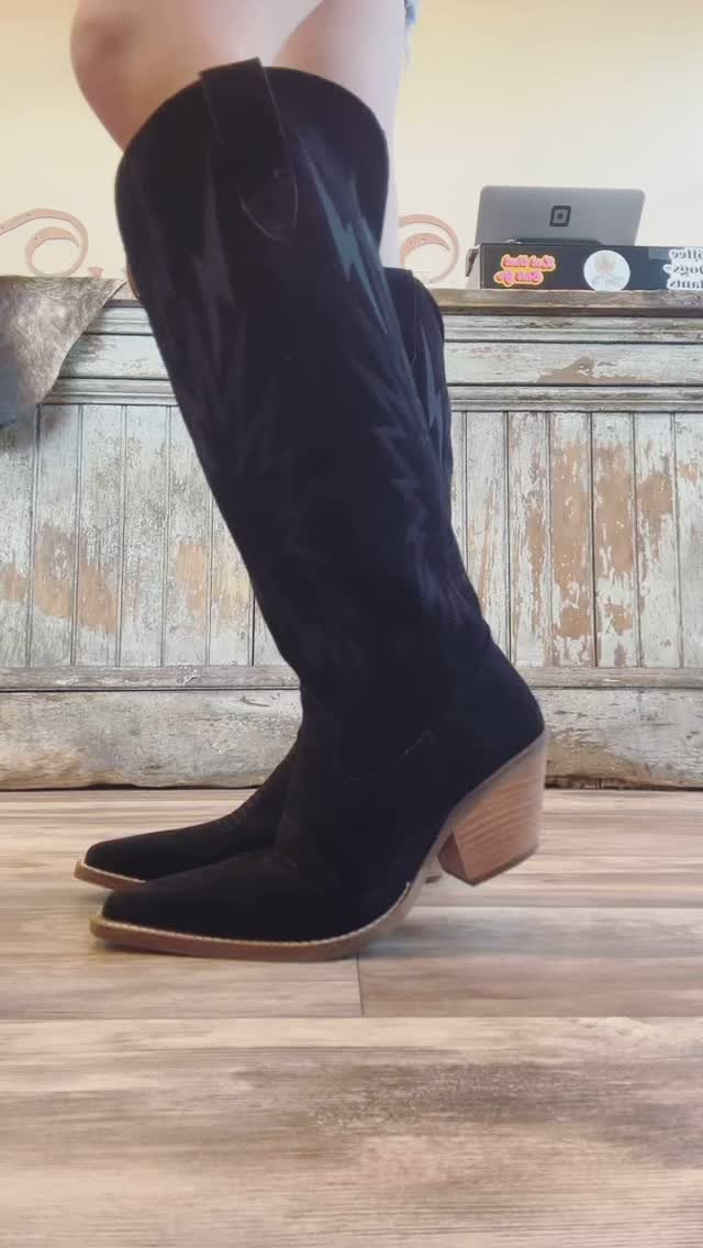 All boots are 20% off today!! We are offering a π
π
‘π
π
blue raspberry and coconut charger with π
π
π
¨ purchase!! #shopwithus #westernwear #cowgirlboots #billingsmt #fortworth