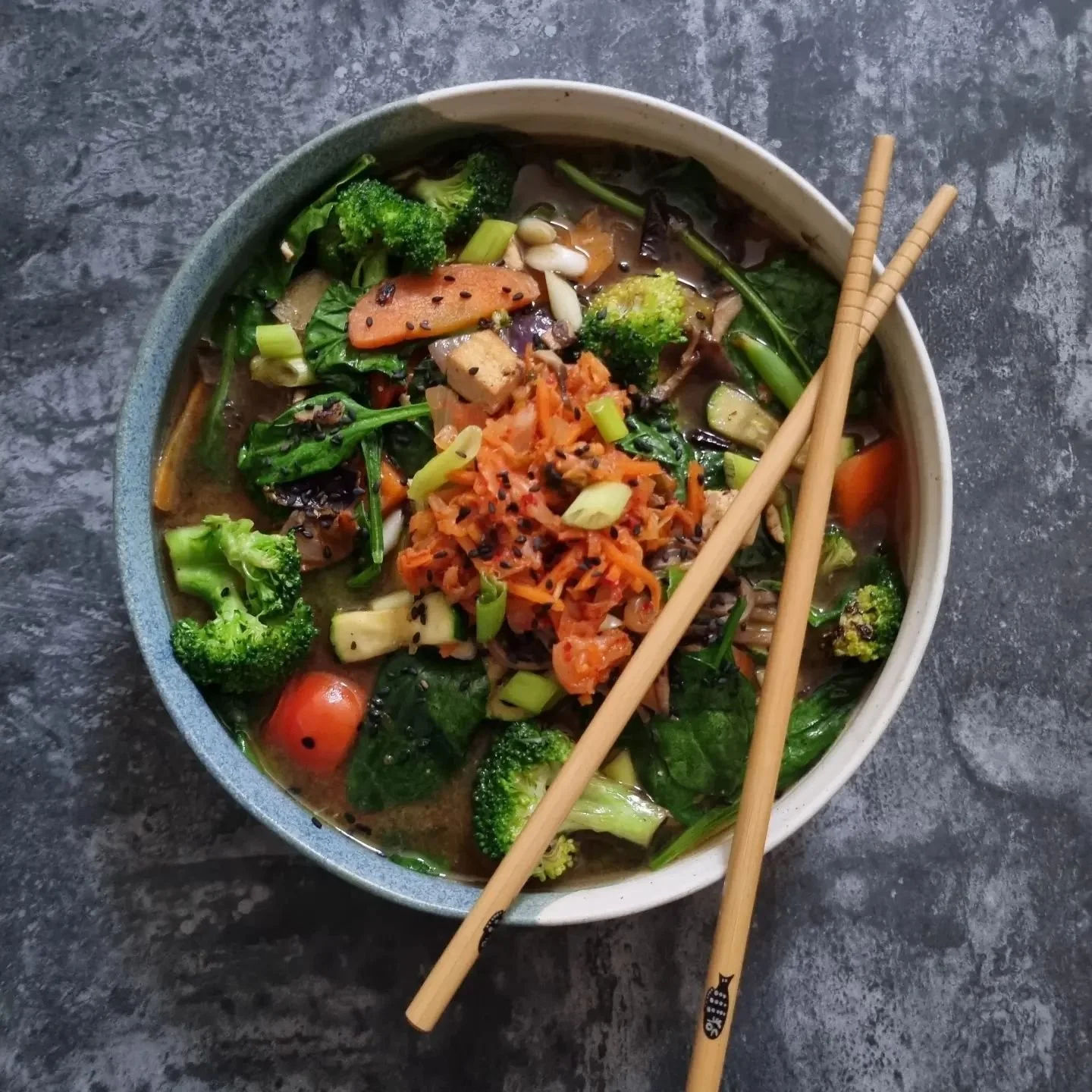🍜 Ramen at home doesn't need to be a long-winded process .... knock up a quick broth by mixing soy sauce, hot water, dried shiitake mushrooms, sesame oil and miso paste. Add your noodles, protein and some stir fried veggies! Job done 🫡

Bonus point
