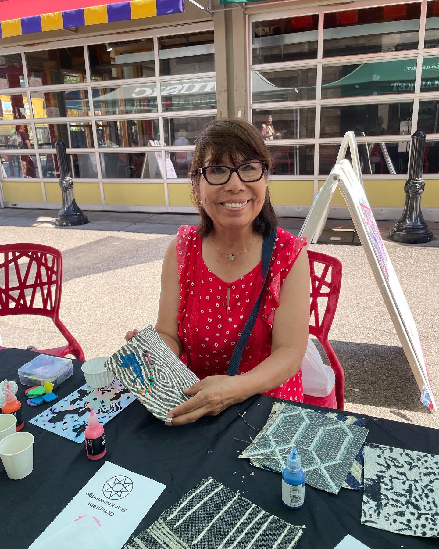 Just look at what my friends have been up to at @learningthroughartinc Story Quilt workshop for @walkwithamal at @findlaymarket !! #chooselove #LTAxFindlay #walkwithamal #refugeeswelcomehere