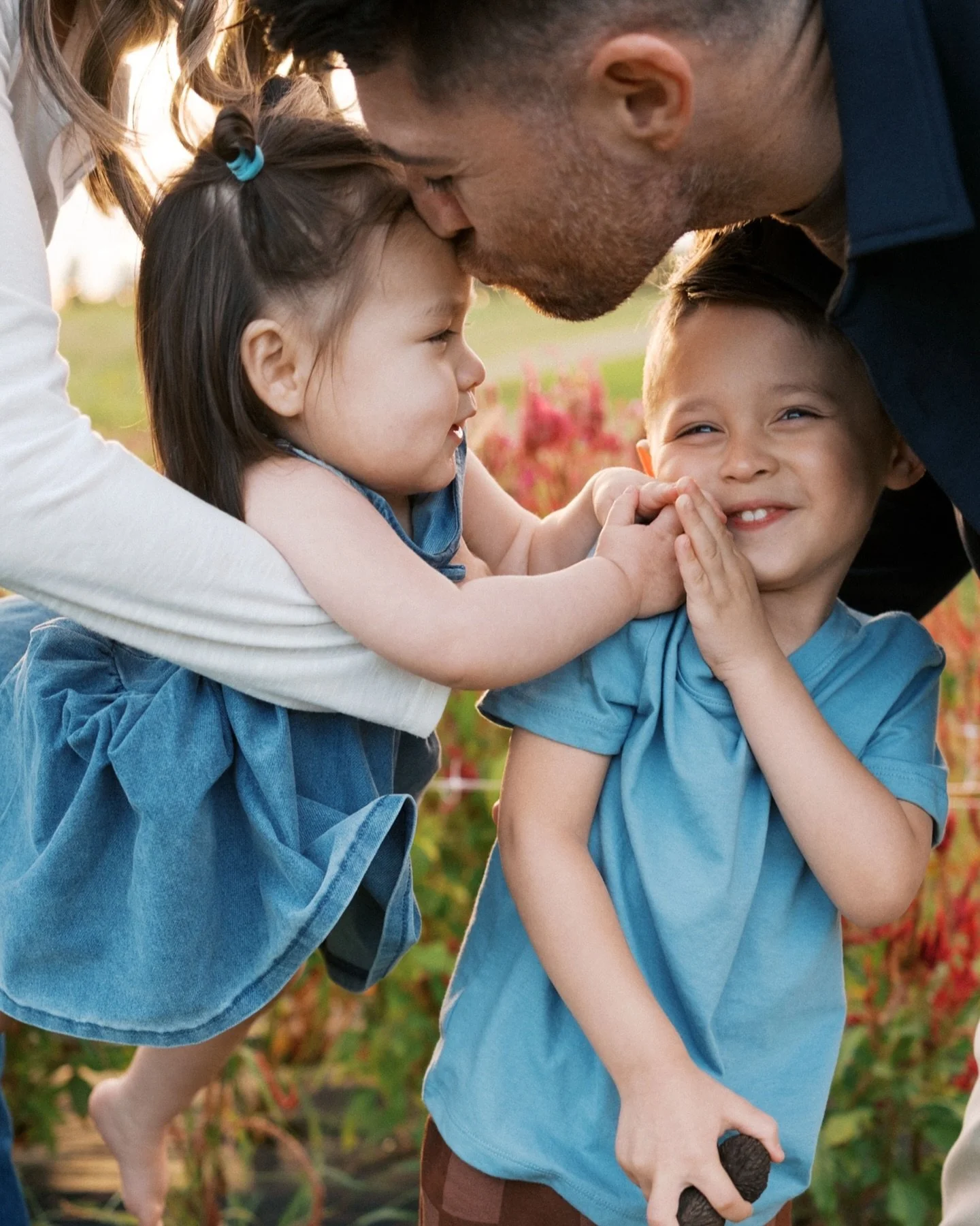 There may have been few apples left at the orchard but loved running through the flowers and leaves with this sweet fam :)