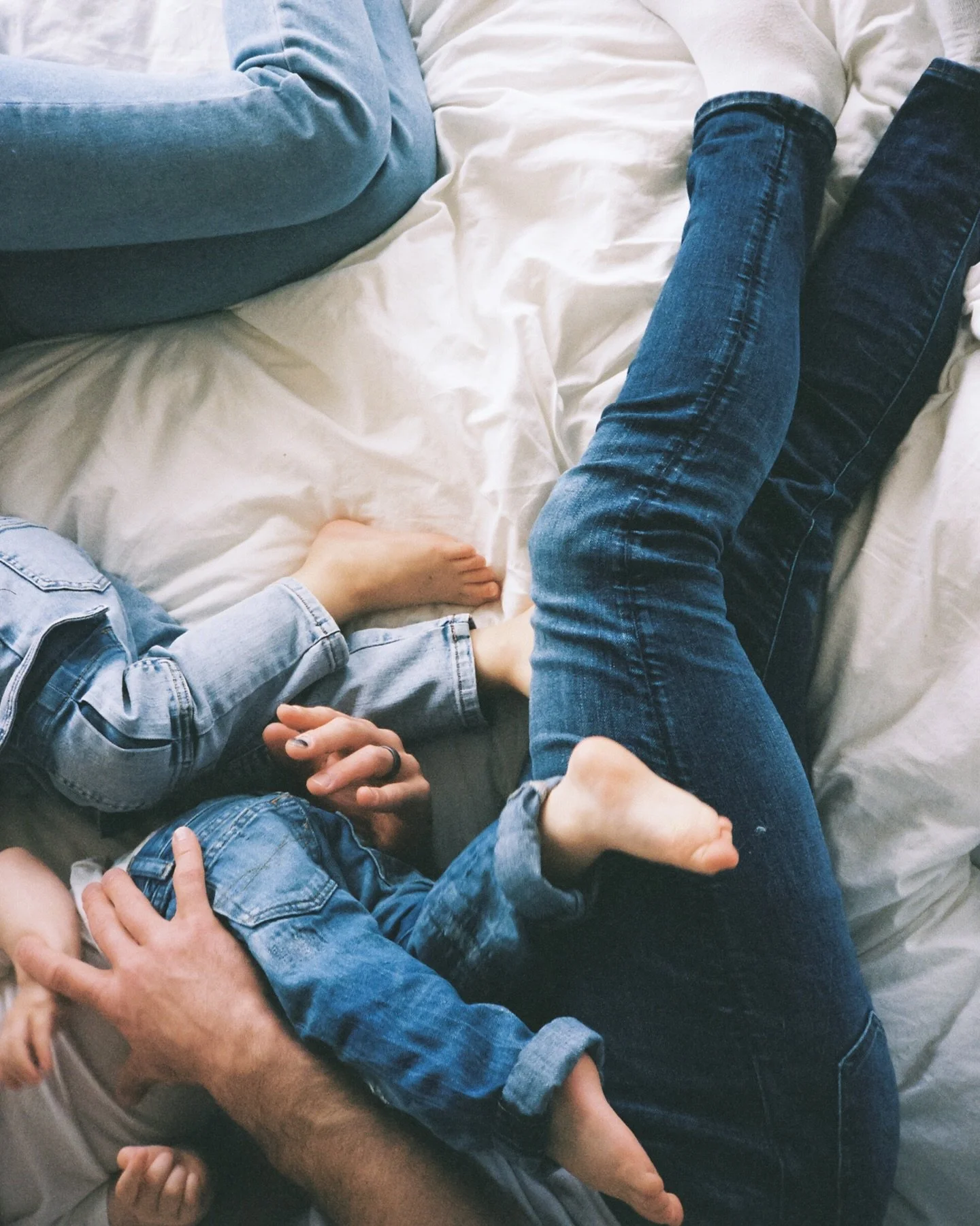 It&rsquo;s been fun digging up film images I haven&rsquo;t shared yet and loved this cozy in home session with the Dittmers ❤️ 🎞️ 

#FamilyDocumentaryFilm
#familiesonfilm 
#35mmfilmphotography