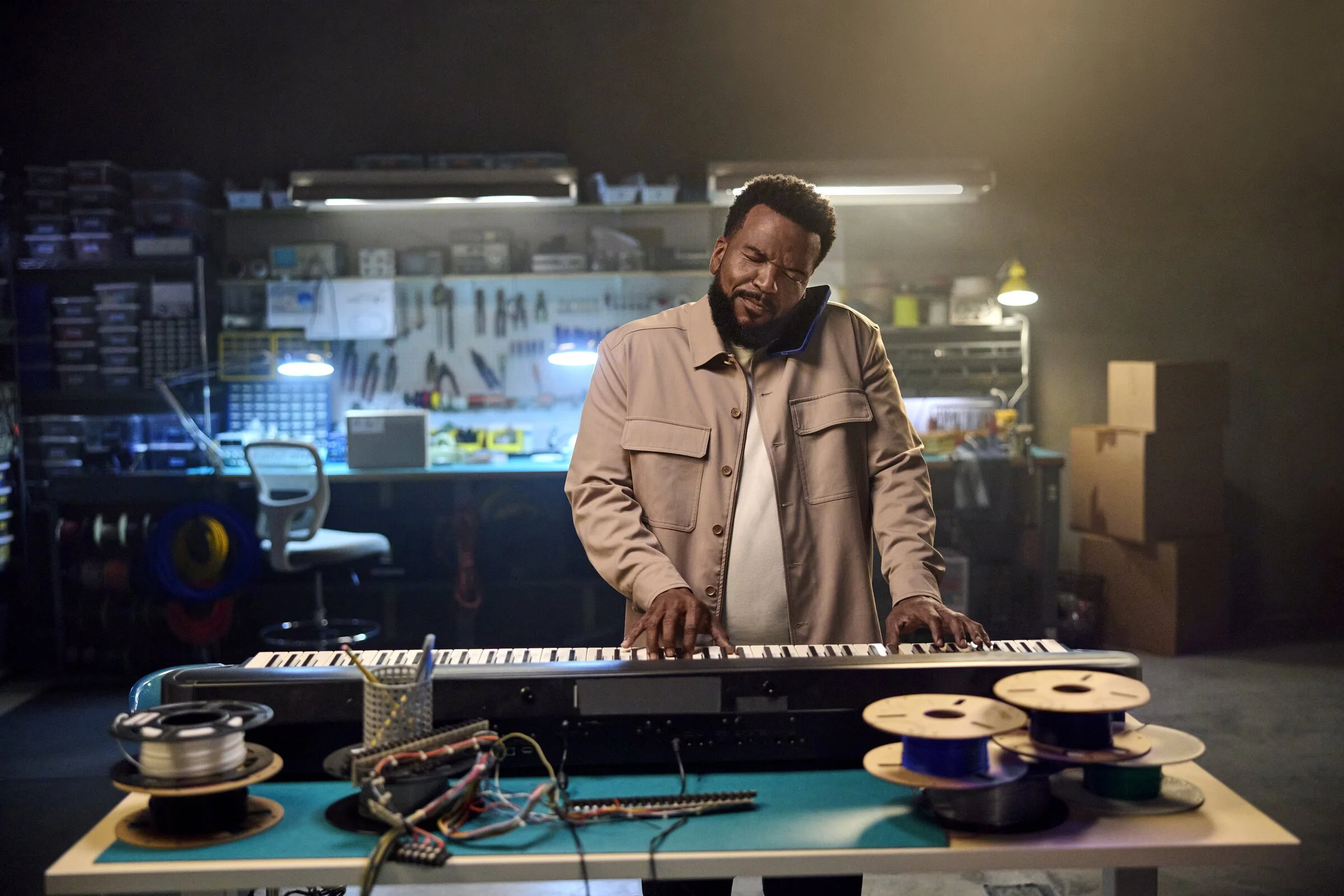 Craig Robinson playing keyboard in the CrAIg workshop