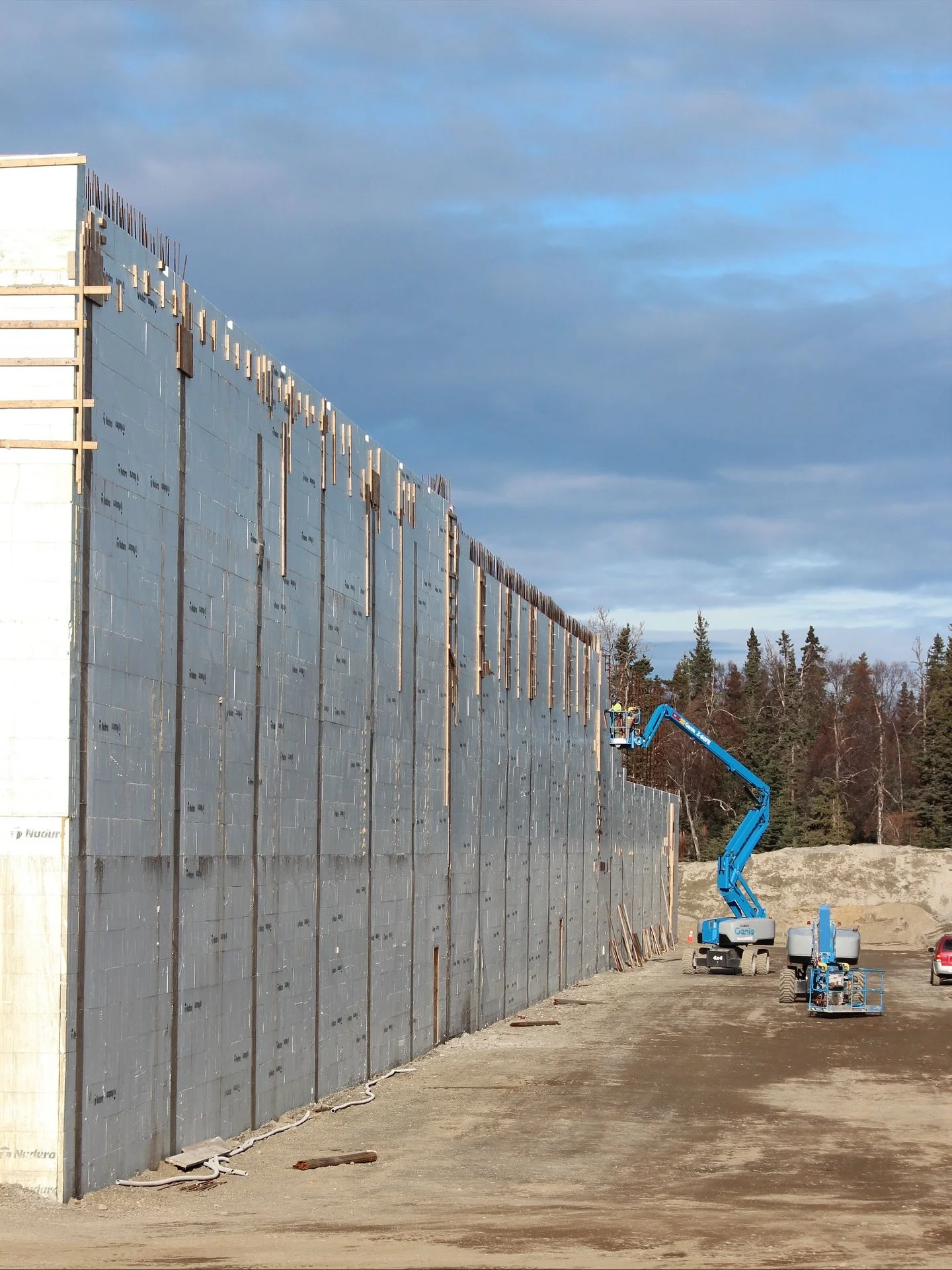 As the first snows of the season fall here this morning at our headquarters in Palmer ❄️, our team at the Nikiski plant is shifting gears into full winter construction mode.
They’ve made massive progress — with towering wall pours now re