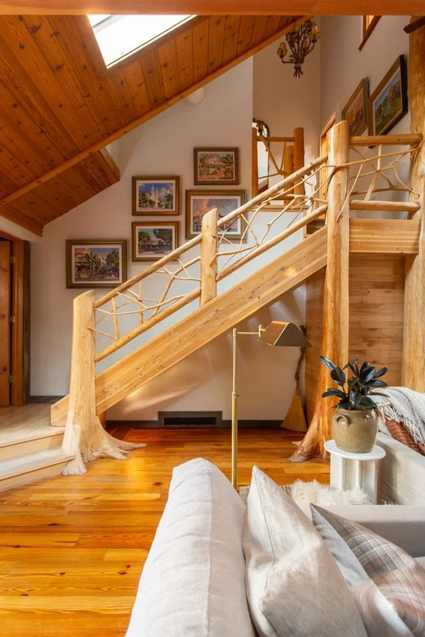 Steps to Master Suite.jpg