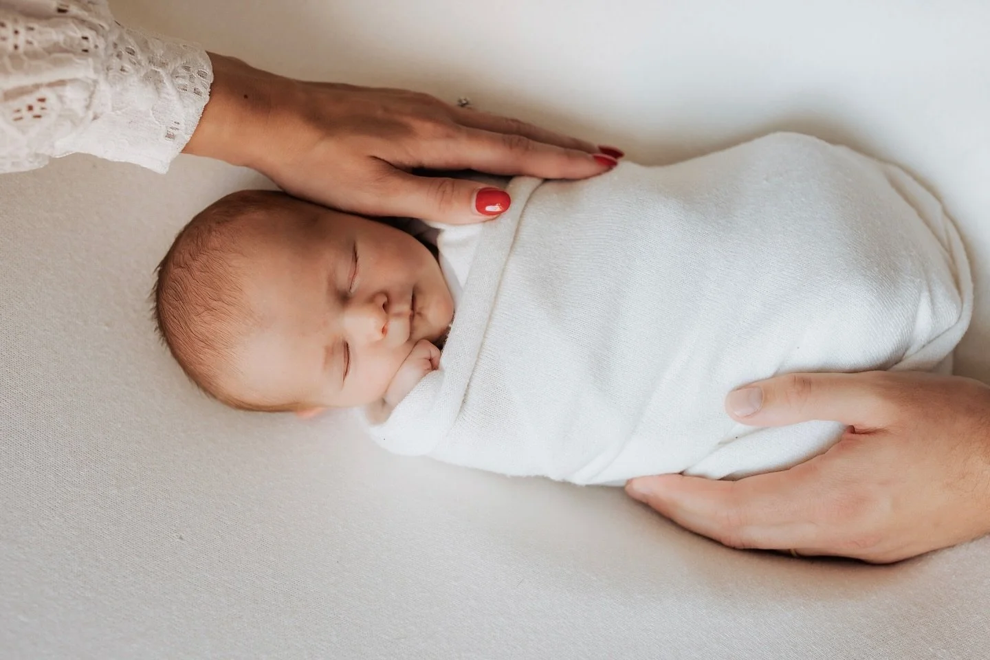 Met warme handen om je heen, sta je nooit alleen
&bull;
&bull;
&bull;
#family #familie #gezin #pasgeboren #pasgeborenbaby #pasgeborenbaby #newlife #shoot #littlekid #gezinsfotografie #fotografie #photography #fotoshoot #newborn #newbornshoot #enjoyli